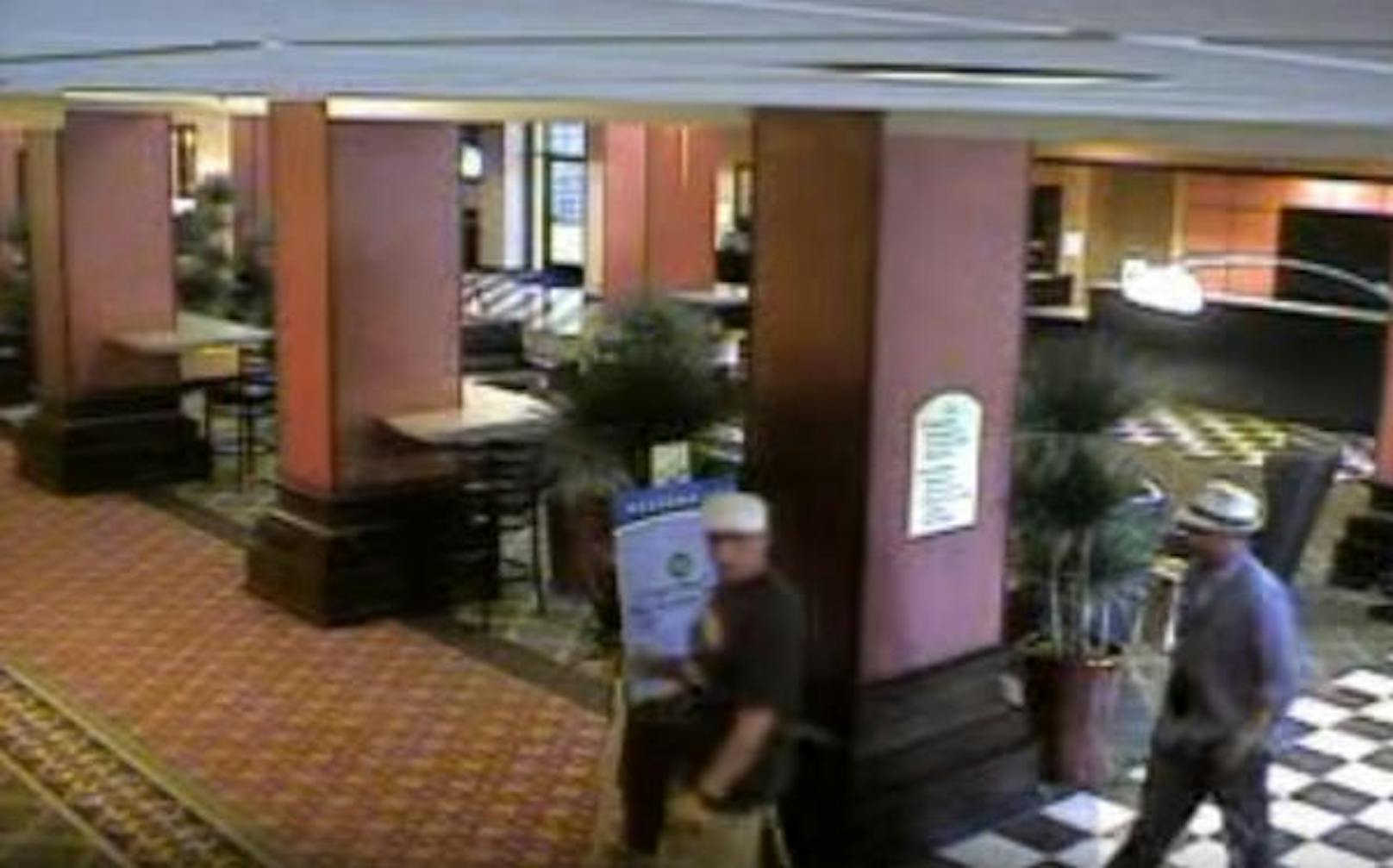 Aufnahmen einer Überwachungskamera zeigen den Kriminellen, der in den USA in Hunderten von Hotels in Zimmer eingedrungen ist, in Aktion. Hier ist er zusammen mit einem Komplizen zu sehen, als sie die Hotel-Lobby betreten.