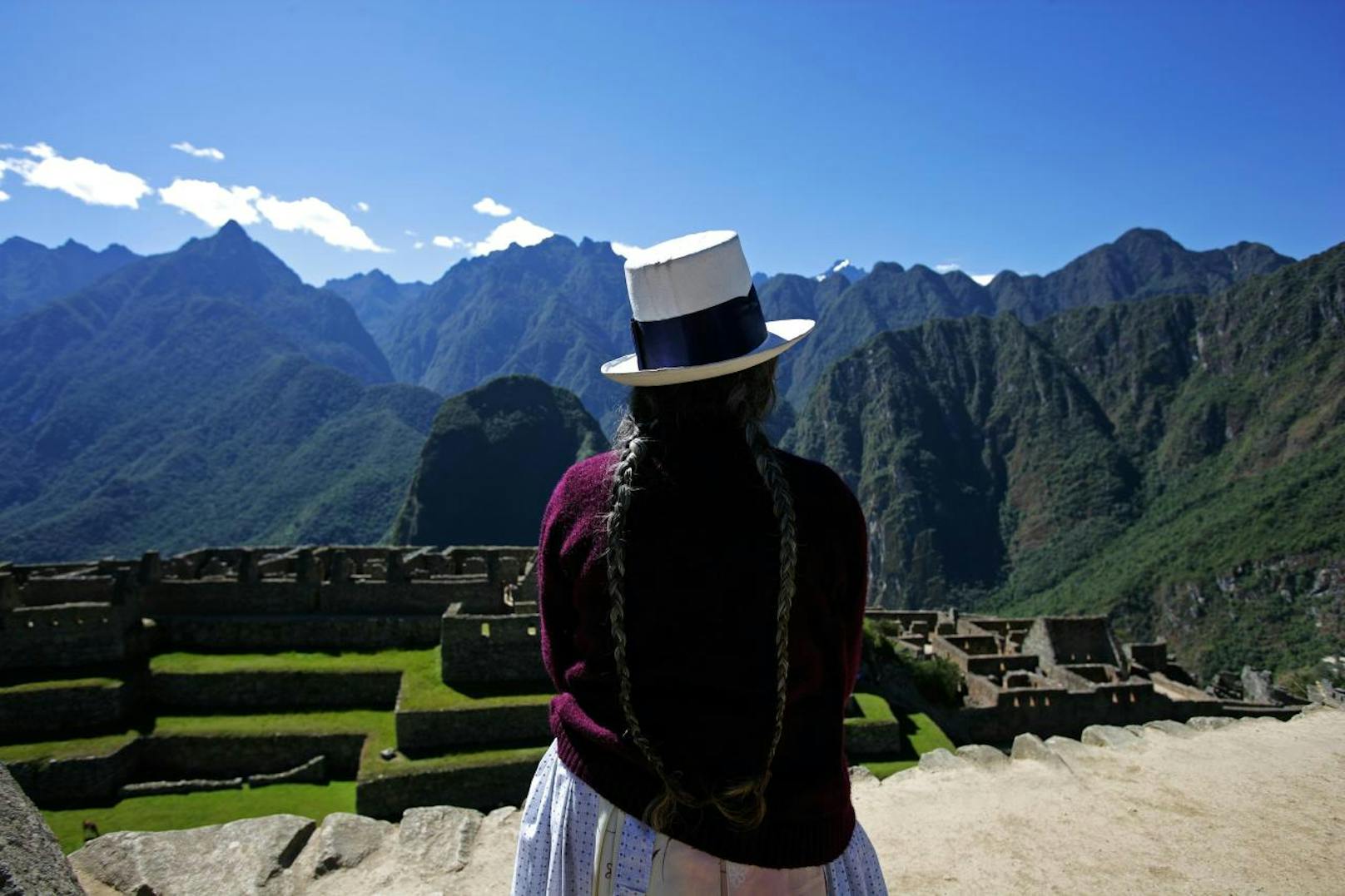 Eingebettet zwischen dicht bewachsenen Bergen, war Machu Picchu für die spanischen Eroberer im Jahre 1532 unsichtbar und ist dadurch der Zerstörung entgangen.
