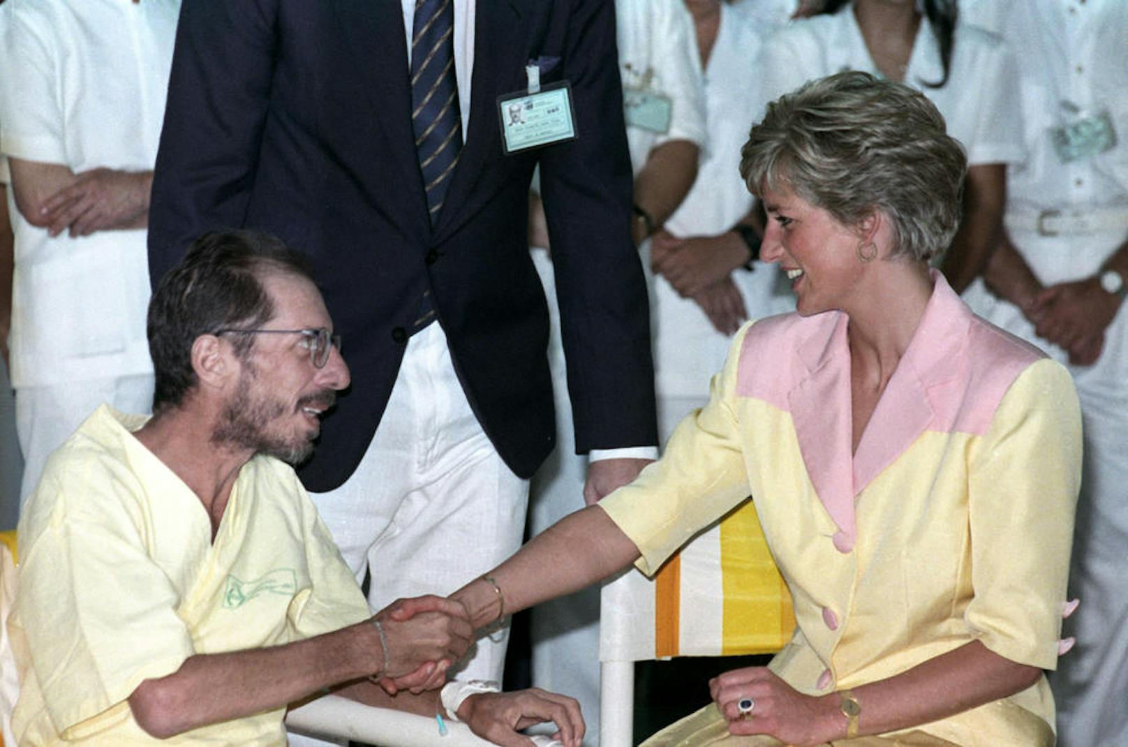 Princess Diana besucht einen AIDS-Patienten im Krankenhaus der Federal University von Rio de Janeiro, 1991.