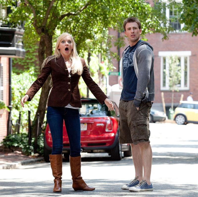 "Der perfekte Ex": Ally (Anna Faris, l.) mit ihrem Nachbarn Colin (Chris Evans, r.)