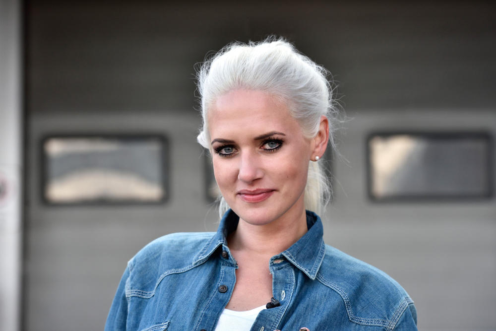 Ex-Dschungelcamperin Sarah Knappik steckte sich trotz Impfung mit Corona an.