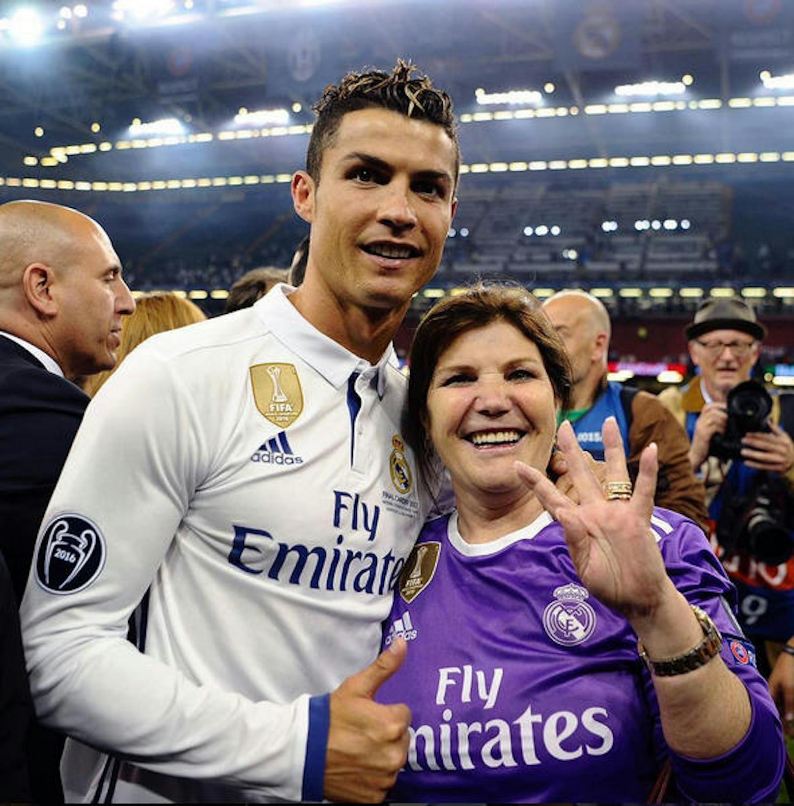 Auch Mama Maria kam nach Cardiff und legte ein Ronaldo-Trikot an.