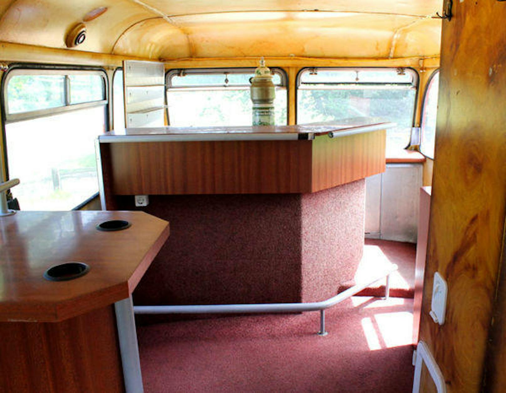 Der Tourneebus ist in ein mobiles Café umgewandelt worden.