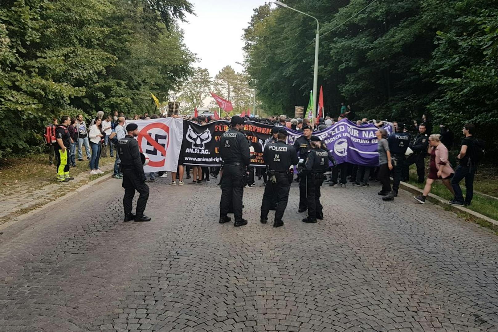 Alljährlich marschieren die Identitären auf den Wiener Kahlenberg: Die Antifa rief zur Gegendemo auf.