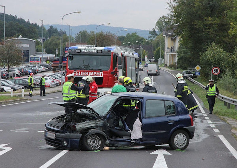Bei dem Unfall in Walding wurde eine Frau schwer verletzt.