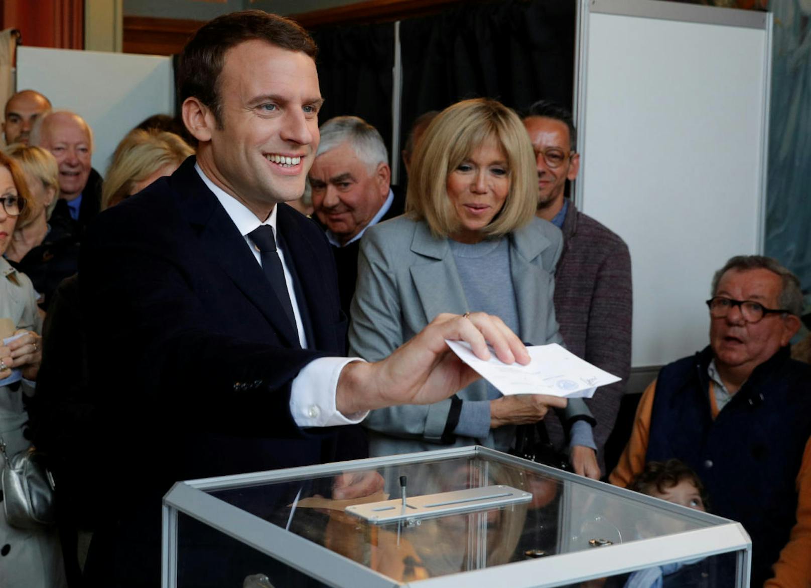 Emmanuel Macron wählte im ersten Durchgang in Le Touquet im Norden Frankreichs, zusammen mit seiner Frau Brigitte Trogneux