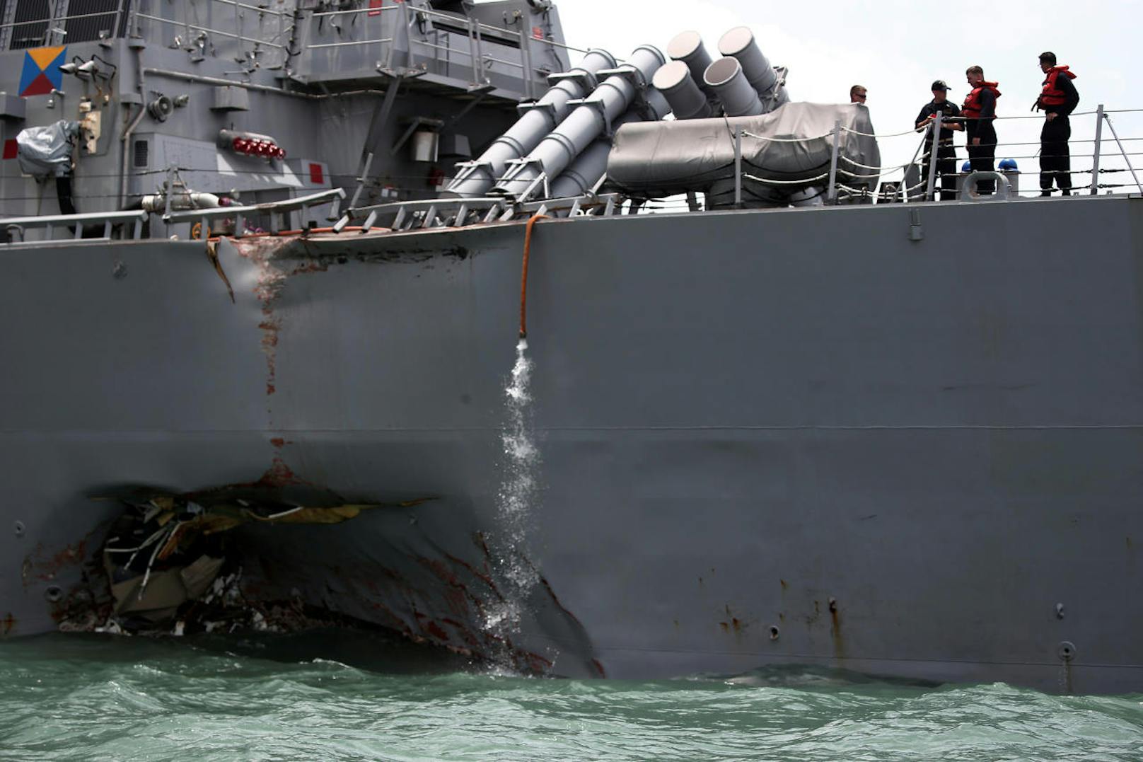 Nach einem Zusammenstoß mit einem Tanker sind an der USS John C. McCain schwere Schäden entstanden.