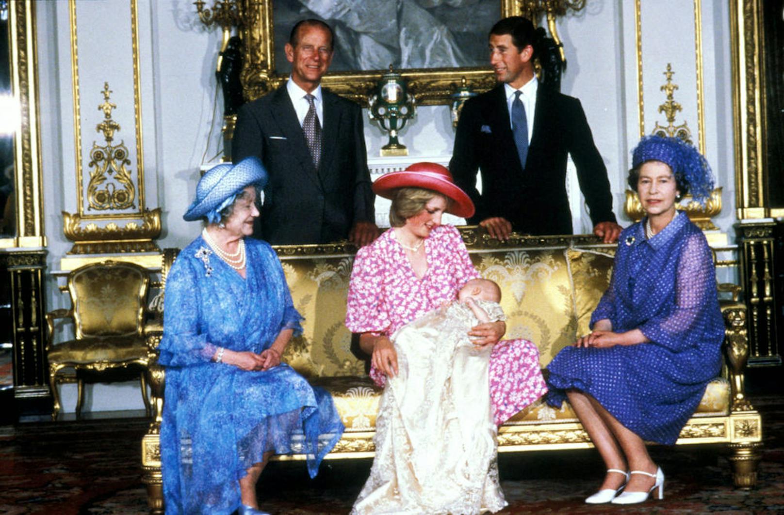 04. August.1982 - Nach der Geburt von Prinz William, Enkelsohn von Queen Elizabethii. Schwiegertochter Prinzessin Diana wird von Queen Elizabeth und Queen Mom in die Mitte genommen. Dahinter stehen Prinz Philip und der glückliche Vater Prinz Charles. 