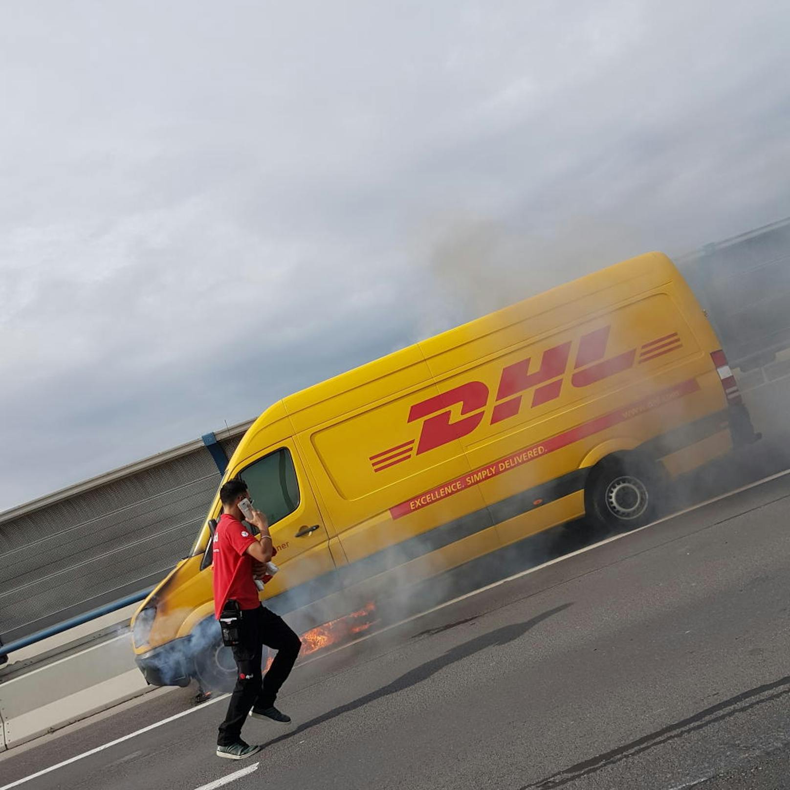 DHL-Fahrzeug ging auf der Südosttangente in Flammen auf, "Heute"-Leser fotografierte den Brand.