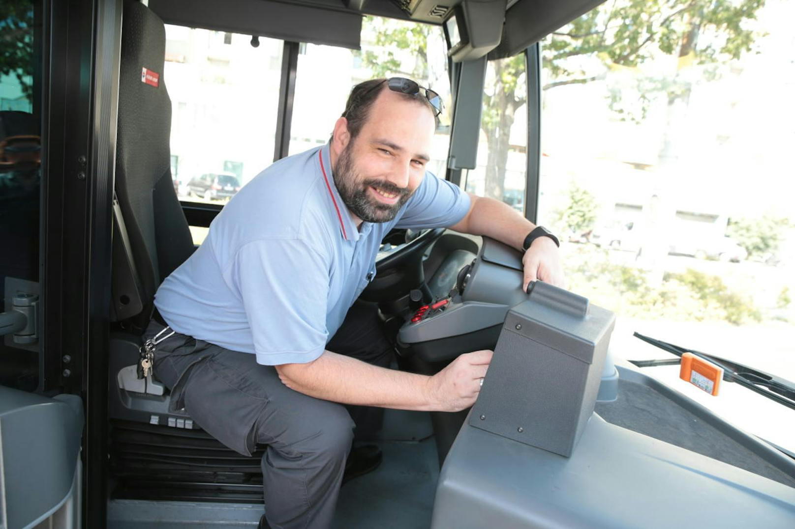 Busfahrer Olivier zaubert seinen Fahrgästen jeden Tag ein Lächeln ins Gesicht. Eine Leserin bedankt sich nun mit einem offenen Brief bei ihm. "Heute" hat ihn getroffen.