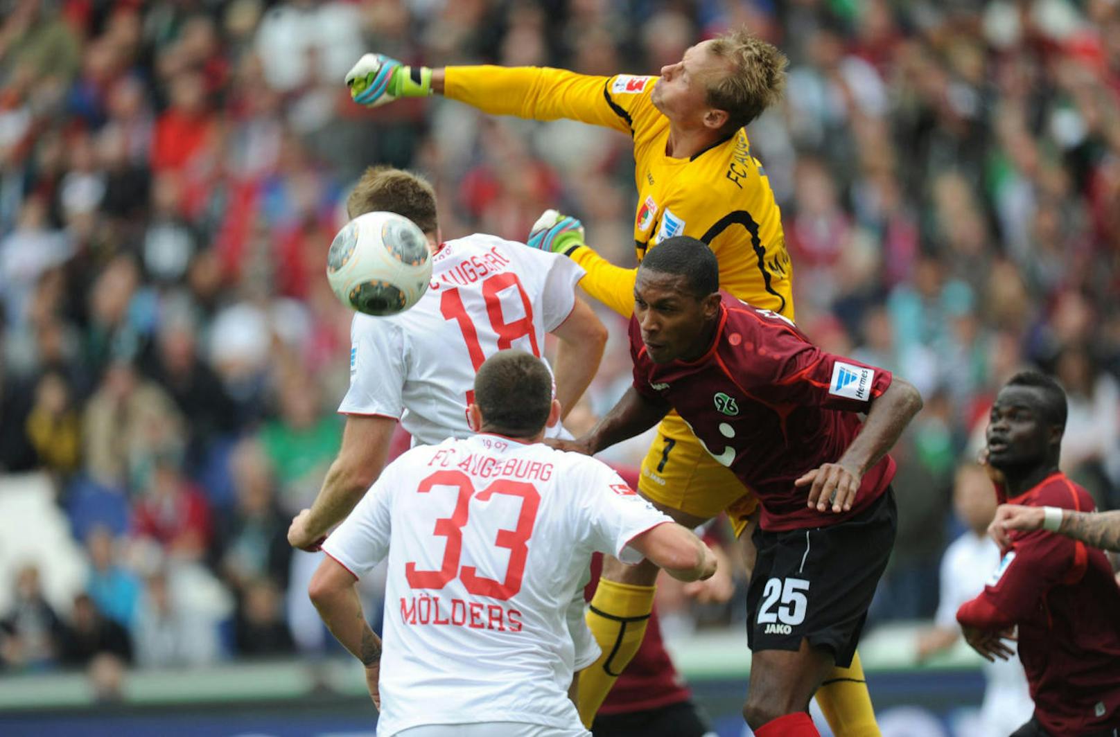 Und auch der Traum von der deutschen Bundesliga sollte sich noch erfüllen. 2012 klopfte Augsburg an - Manninger wechselte erneut den Klub.