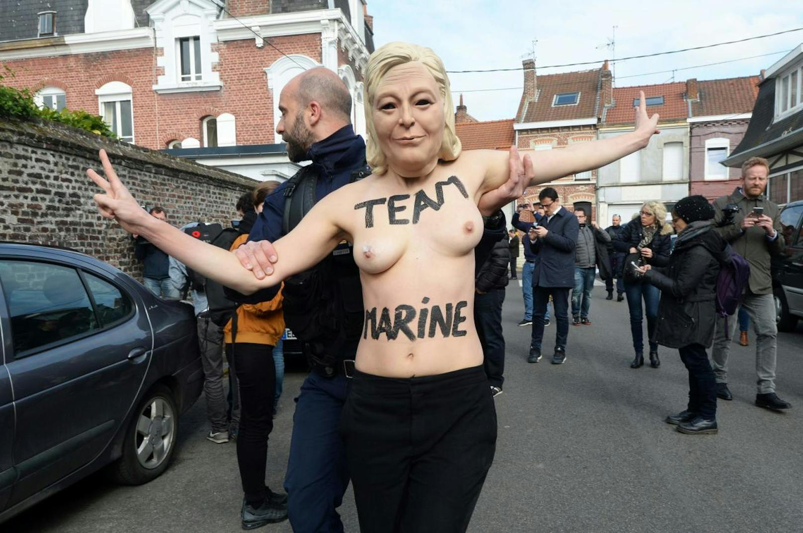 Nackt-Protest vor dem Wahllokal von Marine Le Pen