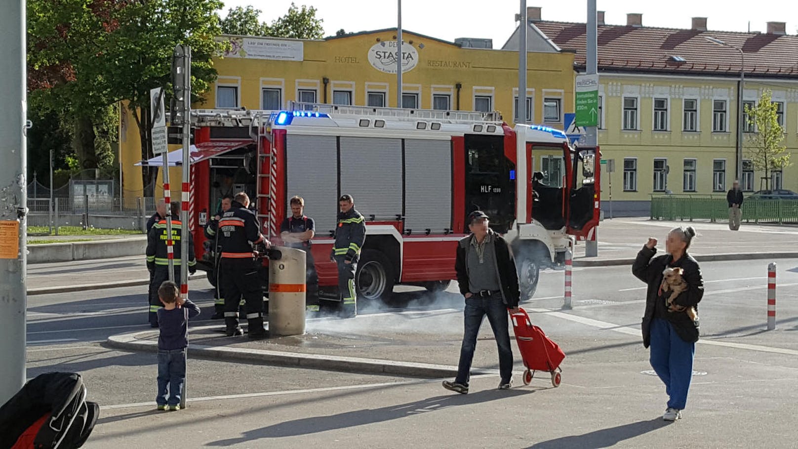 Brennende Mülltonne in Wien Liesing löste Feuerwehreinsatz aus.