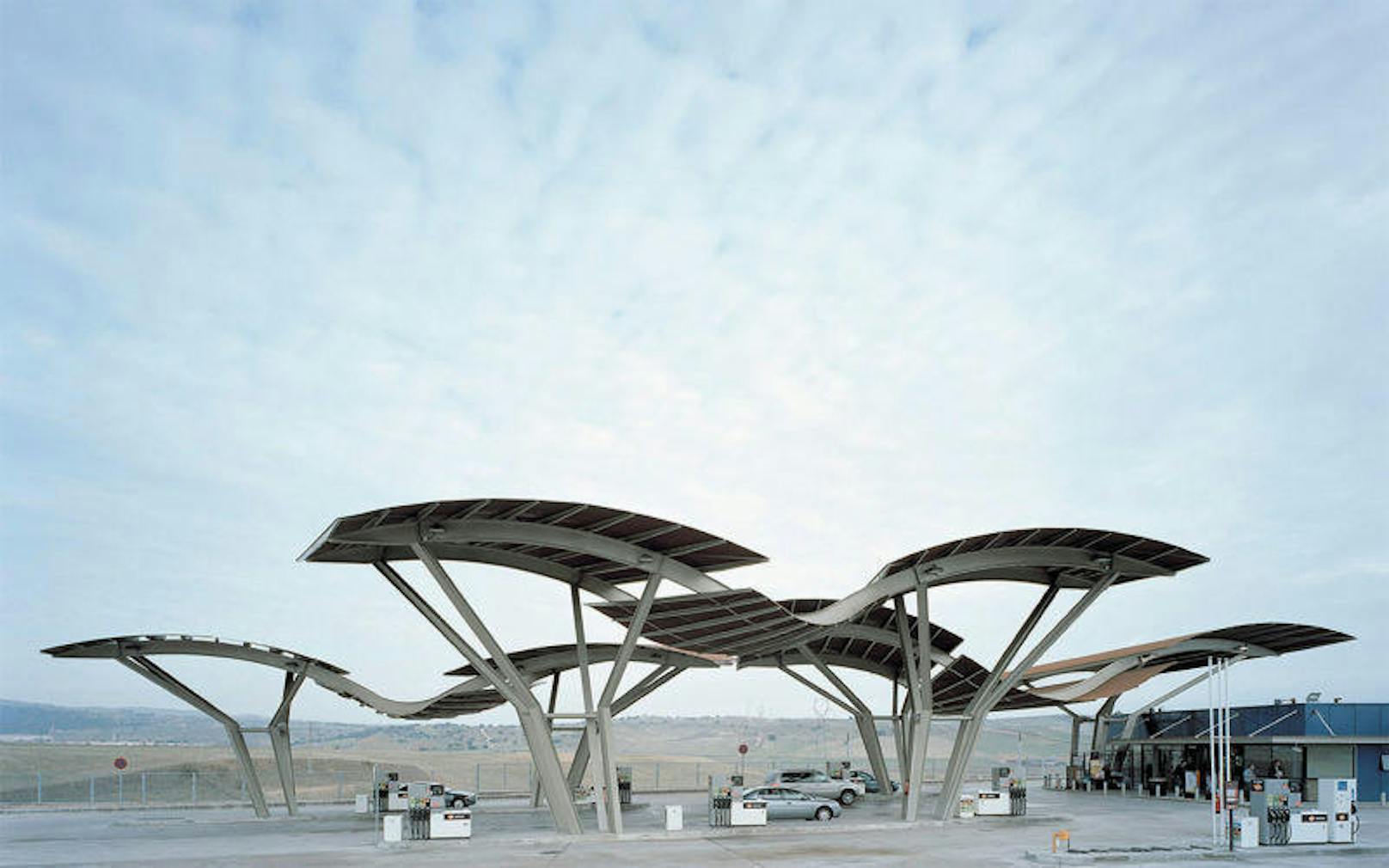 Die spanischen Architekten von Moneo-Brock entwarfen diese Wellen-Konstruktion für eine Tankstelle in Madrid, Spanien im Jahr 2007.