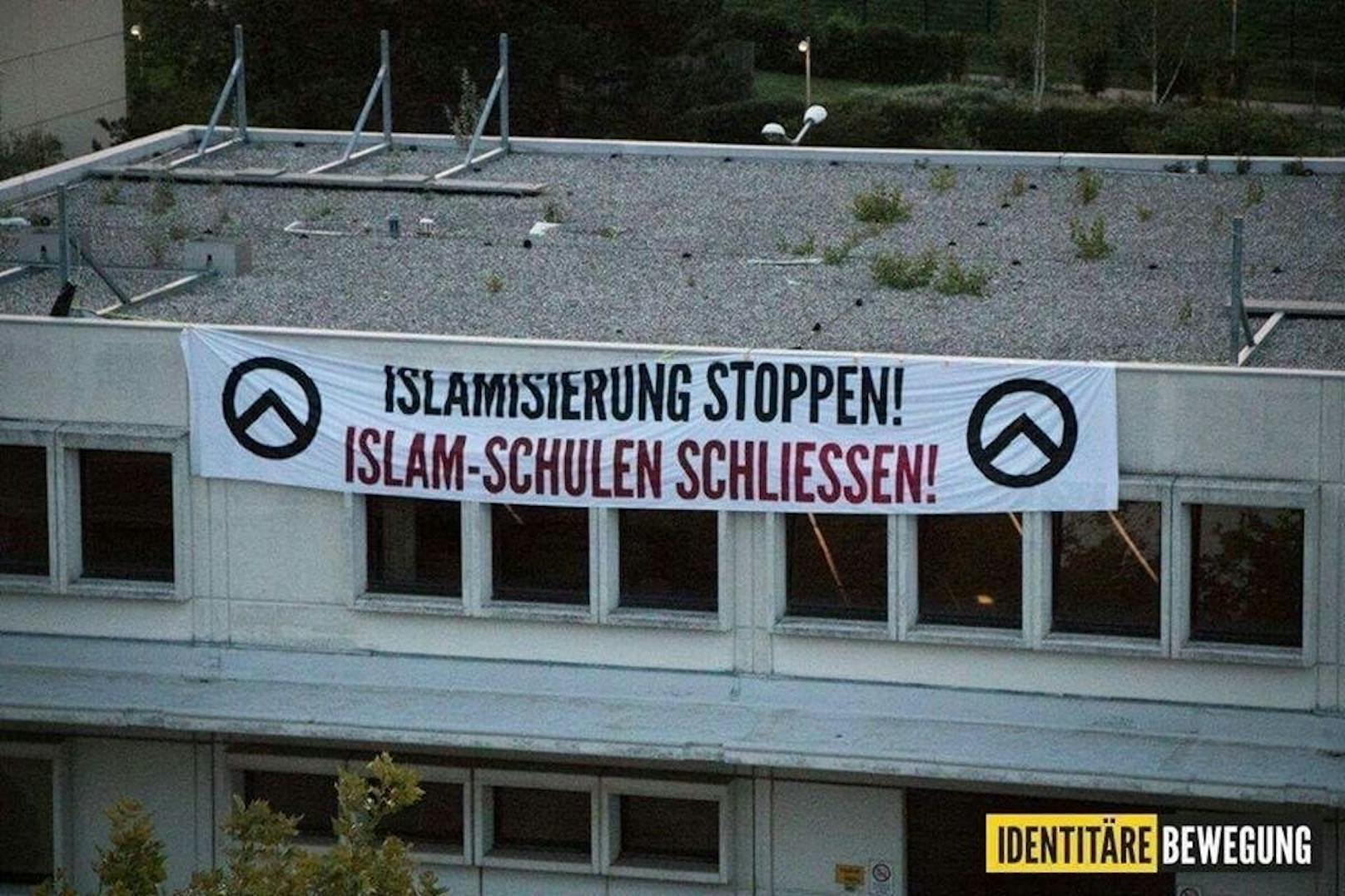 Identitäre haben an der islamischen Schule in Wien-Liesing ein rassistisches Plakat aufgehängt