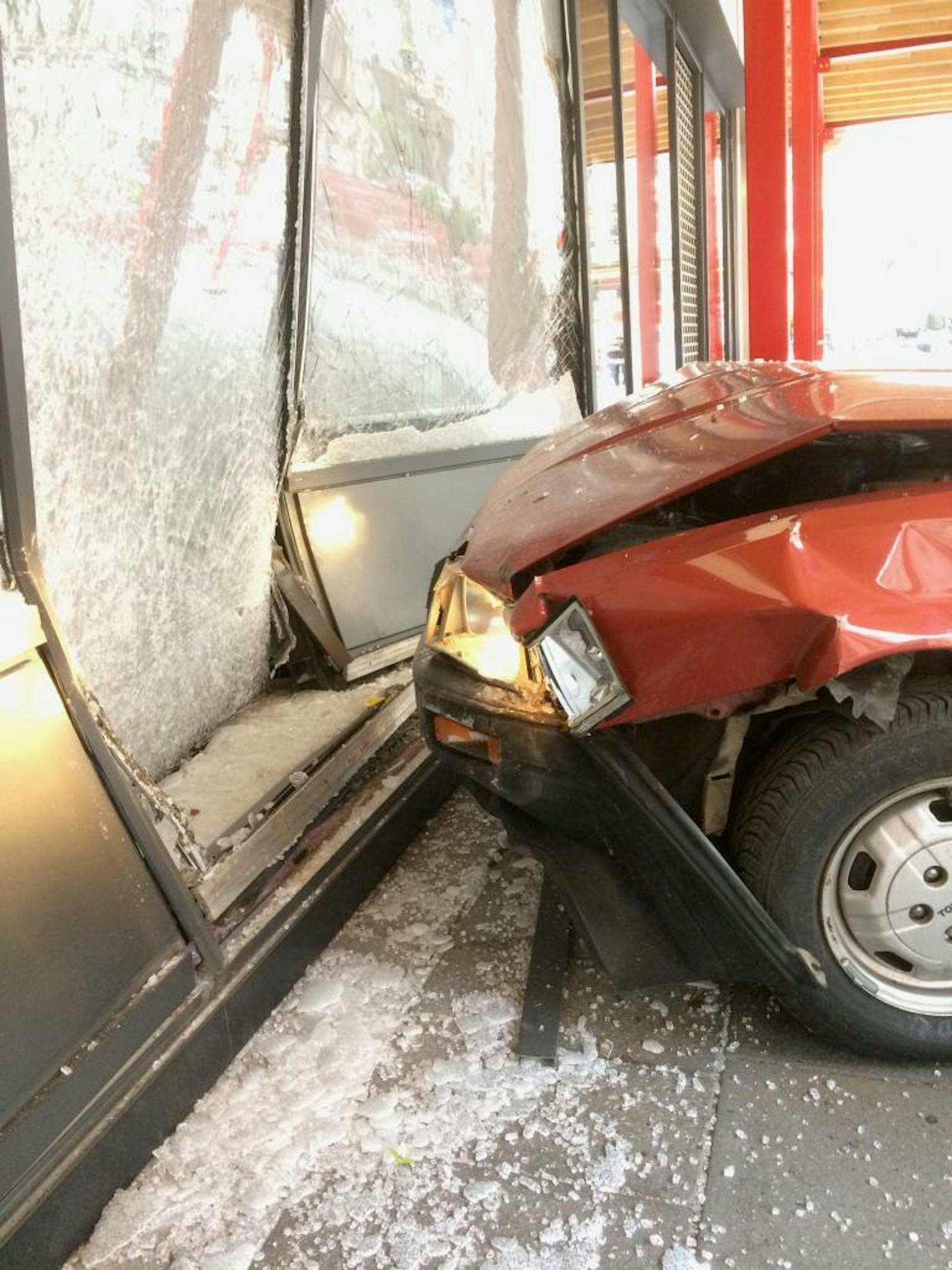 Totalschaden: Das Auto wurde als Rammbock verwendet
