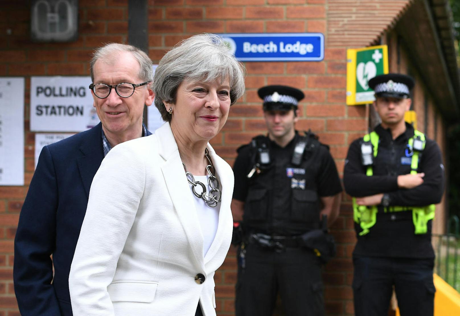Premierministerin Theresa May mit ihrem Ehemann beim gemeinsamen Urnengang in Sonning, westlich von London.