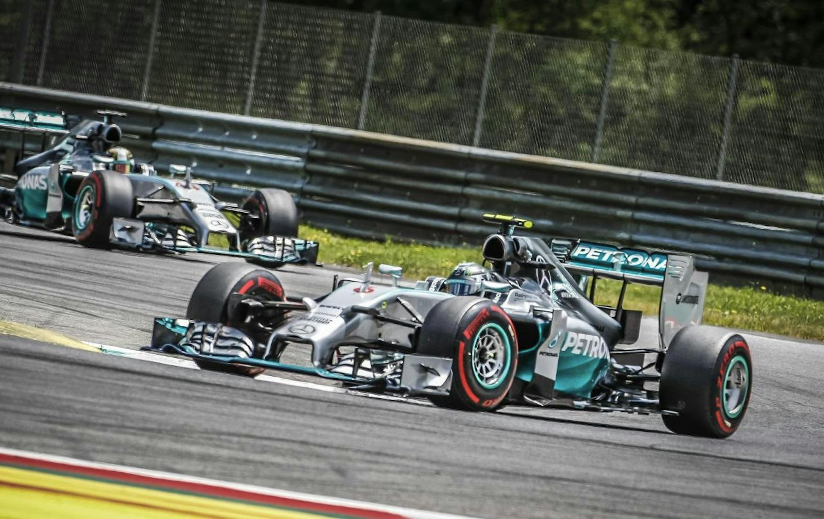 Formationsflug zum Doppelsieg! Beim Comeback auf dem Red Bull Ring fuhr Nico Rosberg (GER) vor seinem Teamkollegen Lewis Hamilton zum Sieg.