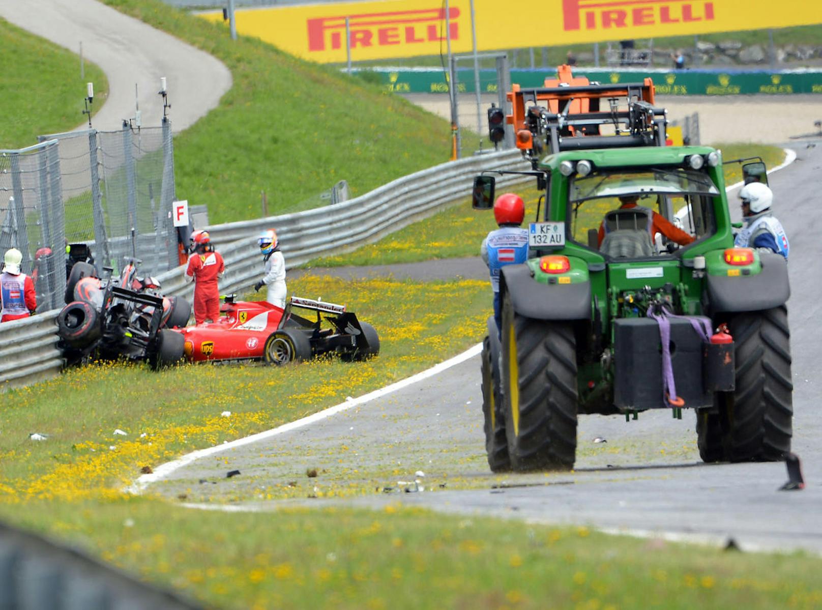2015: Gleich nach dem Start kam es zum heftigen Crash zwischen Kimi Räikkönen und Fernando Alonso. Der McLaren landete auf dem Ferrari. 