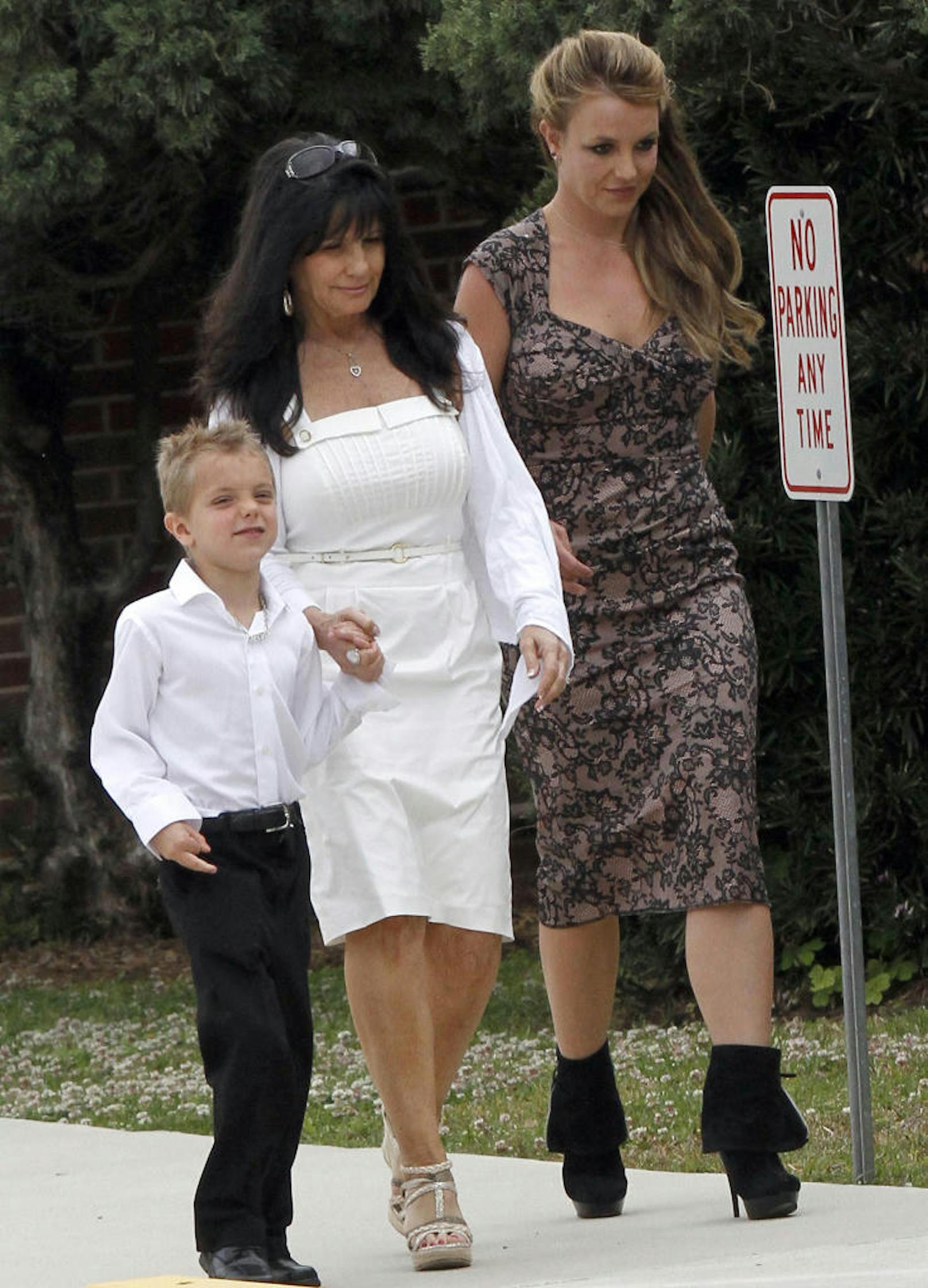Britney Spears mit ihrer Mutter Lynne und ihrem Sohn auf dem Weg in die Ostermesse 2013. Lynne und Britney haben nur wenig Kontakt zueinander.
