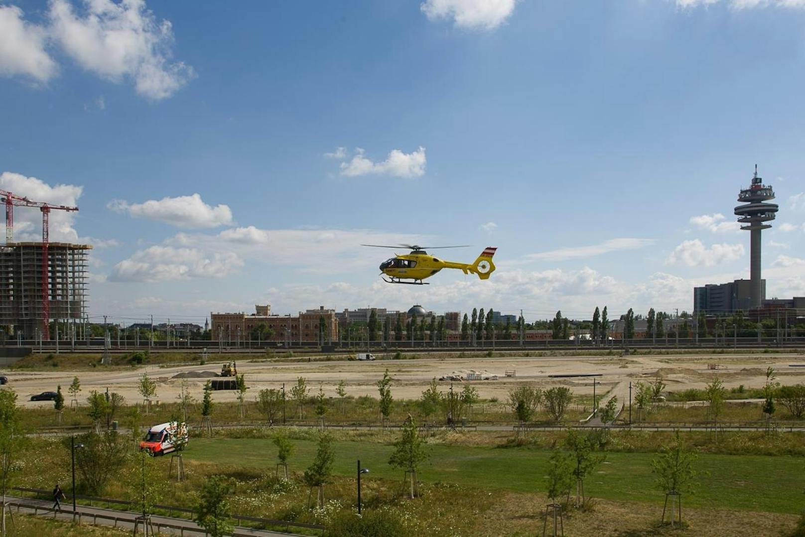 Gegenüber des Arsenals, im Helmut Zilk Park, ist am Montag Vormittag ein Rettungshelikopter gelandet.