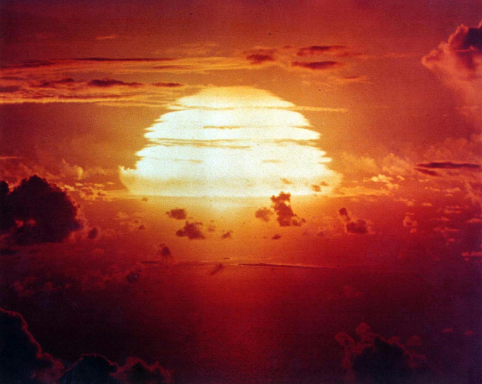 Nach dem 2. Weltkrieg lieferten sich die Supermächte ein Rennen um die zerstörerischte Bombe. Im Bild, ein US-Atomwaffentest auf dem Bikini-Atoll am 8. Juli 1956.
