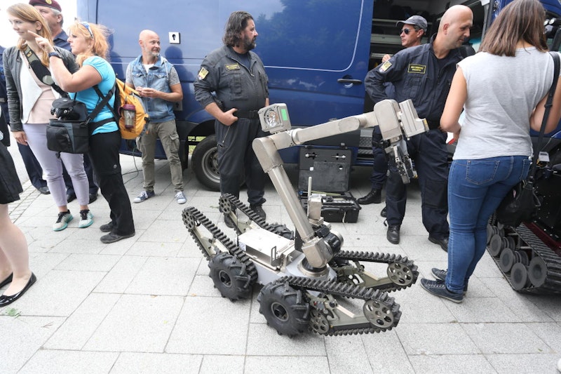 Neues Equipment wie Bombenentschärfer und leichtere Helme wurden vorgestellt.