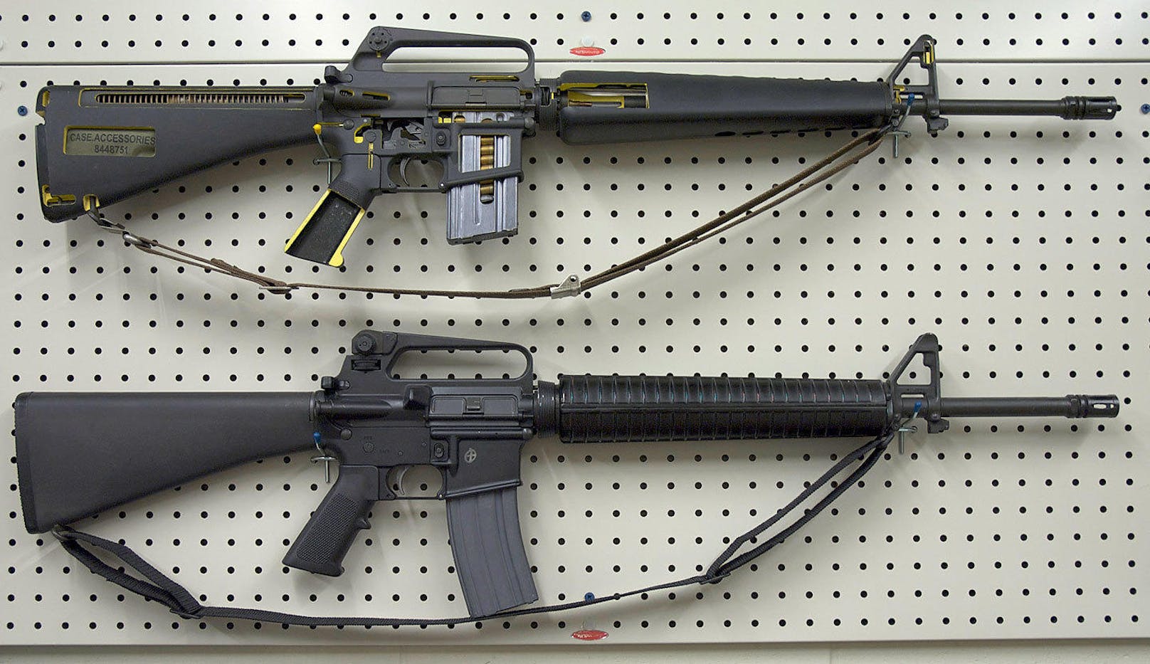 Im Bild sind zwei Varianten der M16 zu sehen: Die M16A (oben) und das Standardmodell M16A2 (unten).