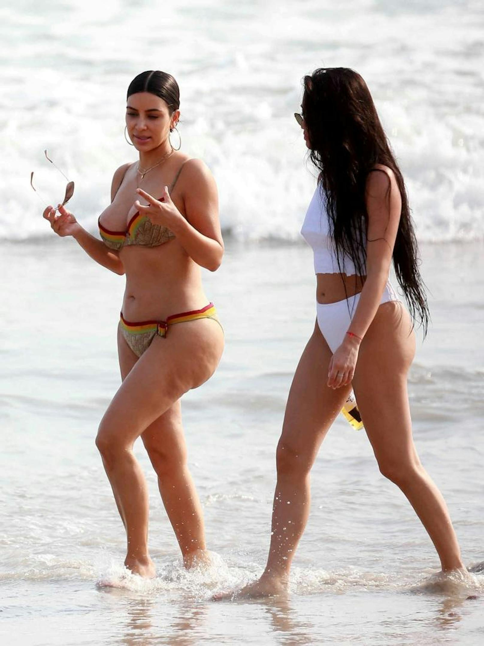 So schön kann unretuschiert sein! Am Strand von Mexiko wurde Kim Kardashian inklusive Schönheitsmakeln von Fotografen abgelichtet.