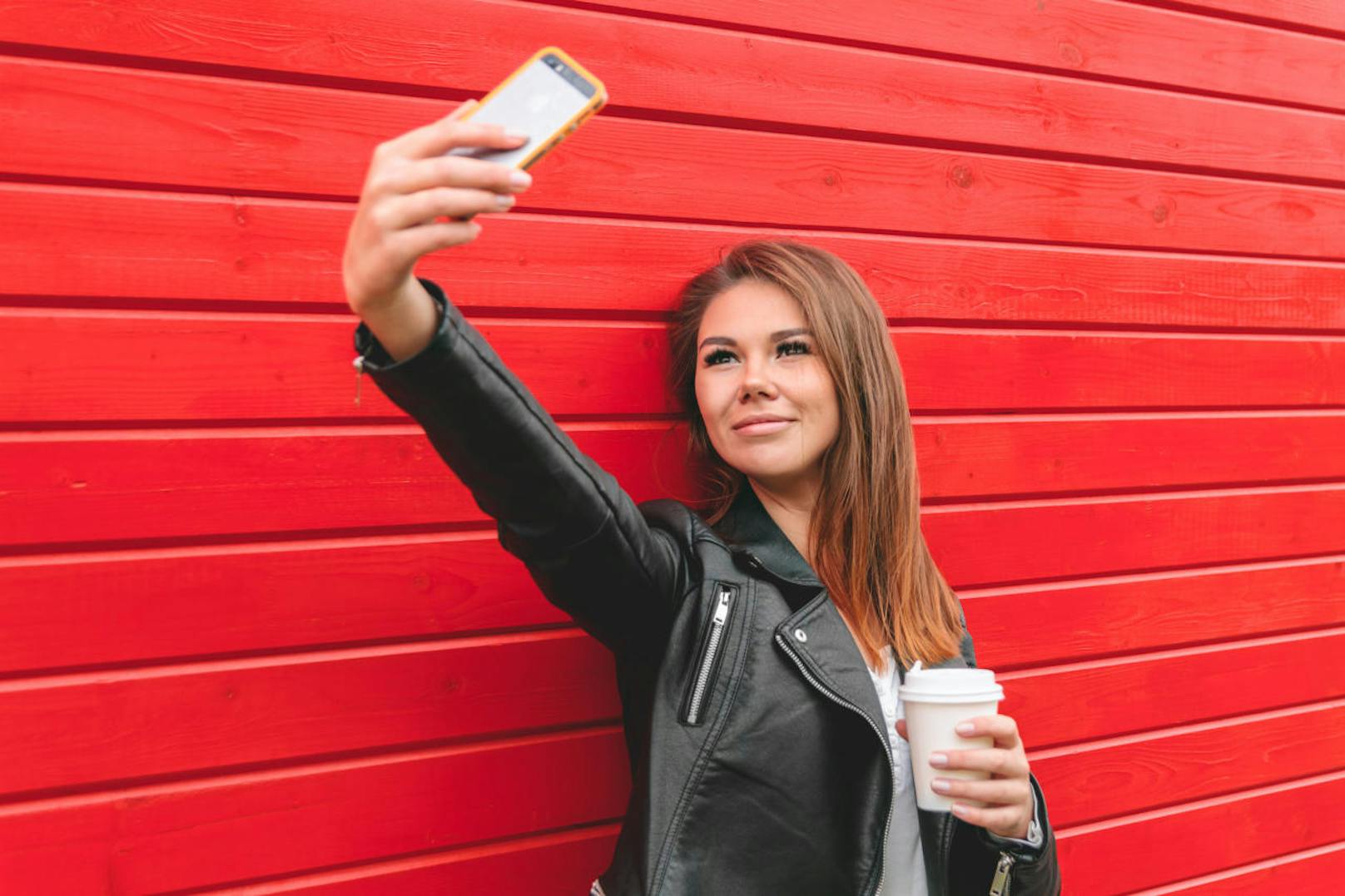 Wie nun Forscher der Universität Bamberg herausgefunden haben, ist beim Selfie alles eine Frage der Perspektive. Laut den Wissenschaftlern wirken Selfies von links oben aufgenommen am schönsten.