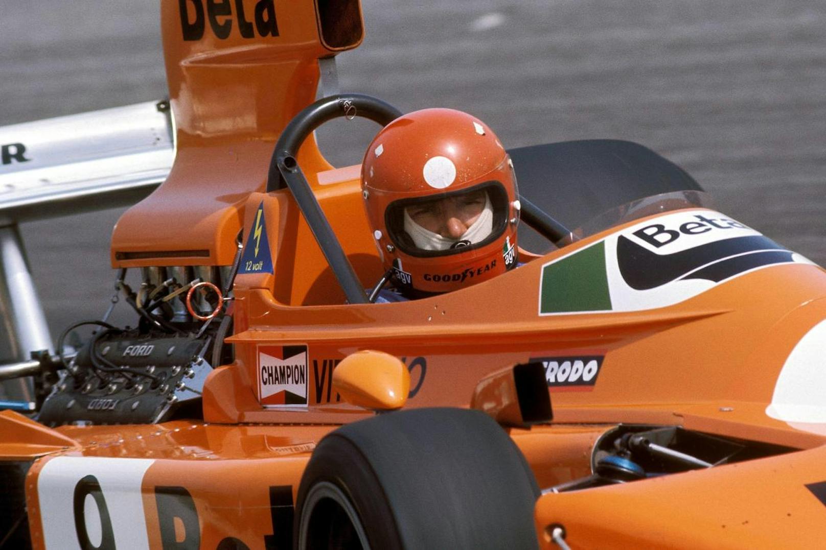 Vittorio Brambilla (ITA) gewann auf seinem March den Abbruch-GP 1975, und crashte nach der Zieldurchfahrt in die Boxenmauer.