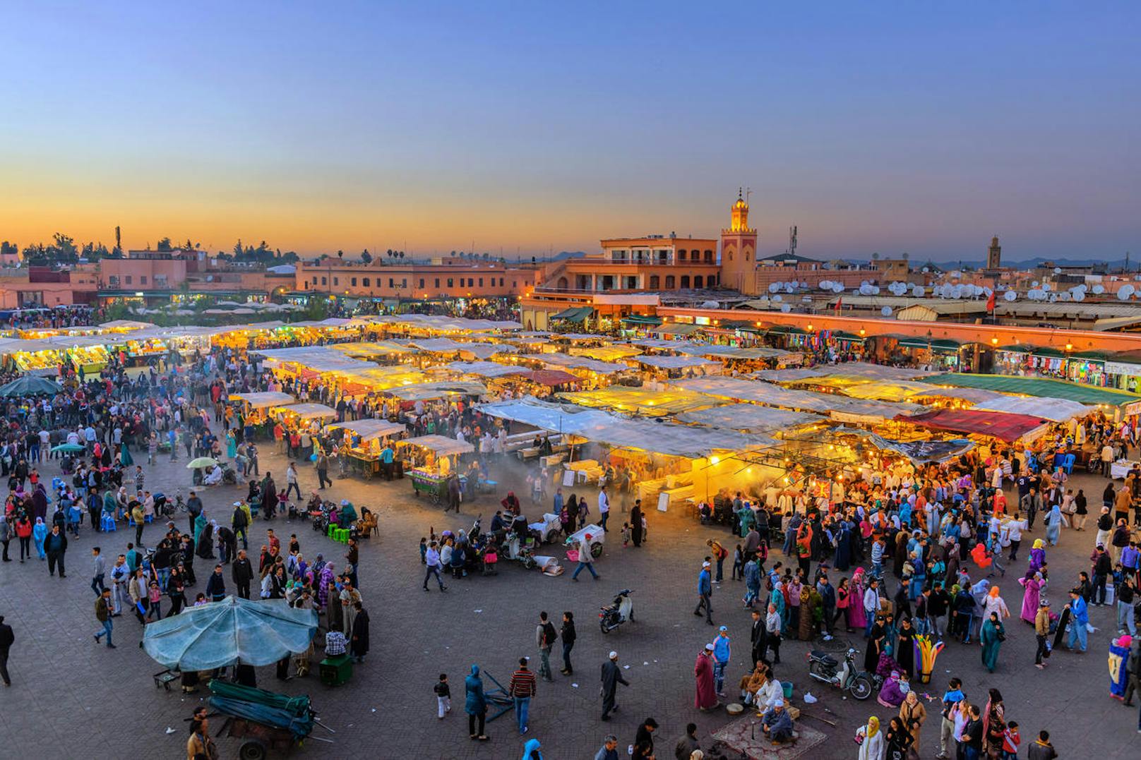 <b>Süße "Überraschung": Marokko</b>

Das Königreich Marokko, ein Staat im Nordwesten Afrikas ist für seine Vielzahl an großartigen Gewürzen und ganzjährig mildes Klima bekannt. Kaum ein Tourist lässt sich während seines Marokko-Urlaubs einen Markt-Besuch entgehen, um einzigartige Souvenirs für die Liebsten zu Hause einzukaufen oder den heimischen Kräuter- bzw. Gewürzvorrat aufzustocken. Eine Qualitätskontrolle ist bei den Schnäppchen jedoch durchaus angebracht. So ist es dem ein oder anderen Touristen schon passiert, dass er zu Schnäppchenpreisen einen ganzen Eimer Honig gekauft hat. Die Betrugsmasche: Unter einer dünnen Honigschicht fanden die Honigliebhaber aber leider nur Steine.

<b>Tipp:</b> Bei kulinarischen Souvenirs sollte man grundsätzlich immer vorsichtig sein. Hilfreich ist es, sich vor Reiseantritt über die Ein- und Ausfuhrbestimmungen des jeweiligen Landes zu informieren und sich gleichzeitig über die gängigen Betrugsmaschen im Reiseziel zu informieren.