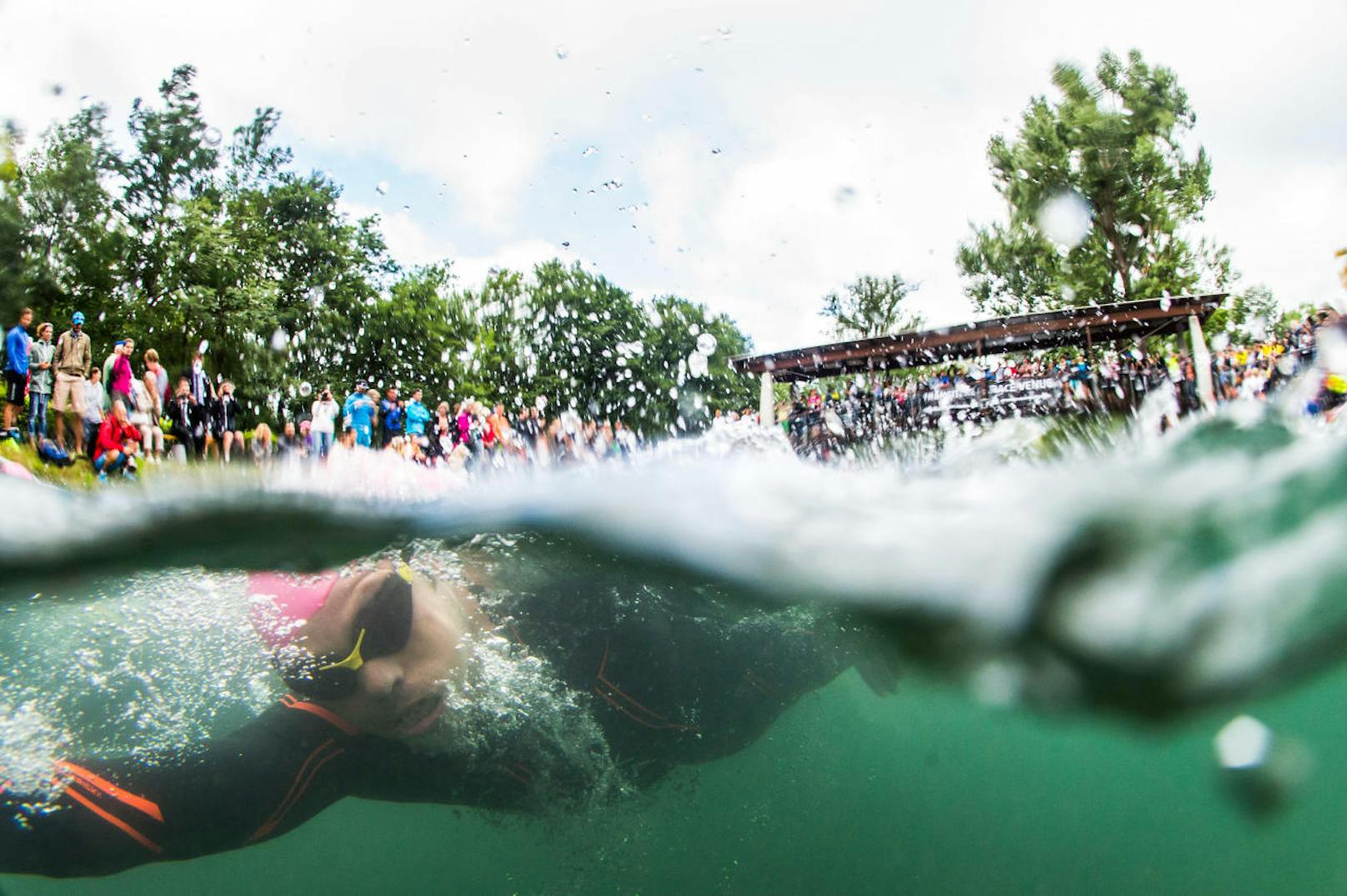 Um 6.40 Uhr tauchten die ersten Athleten ins Wasser ein - die Außentemperatur betrug nur 13,4 Grad.