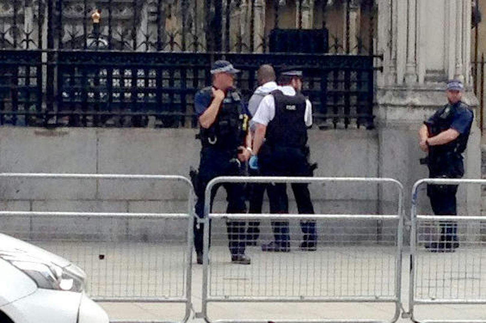 Vor dem britischen Parlament in London wurde am 16. Juni ein Mann verhaftet.