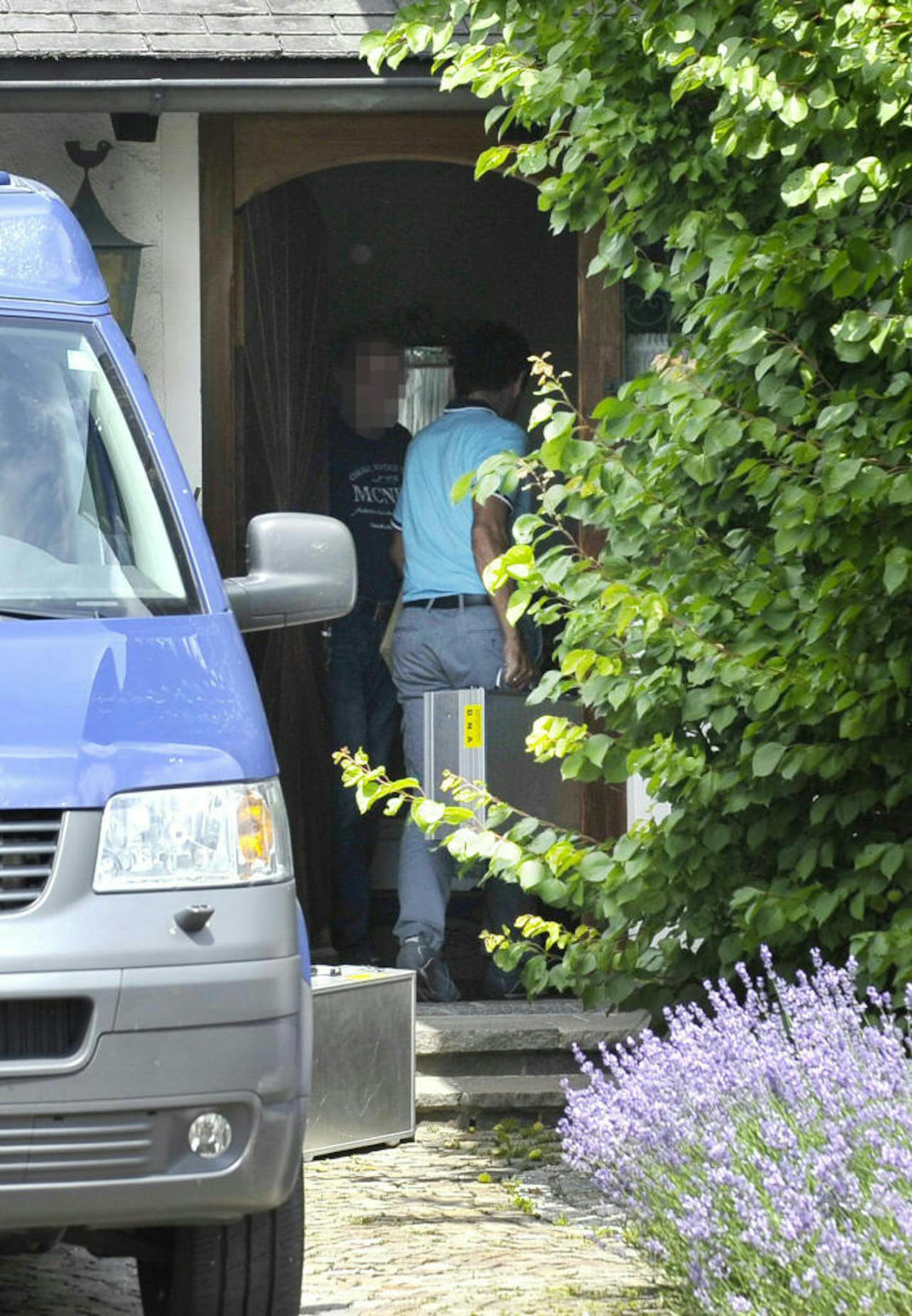 Tatort-Ermittler untersuchen das Haus des 73-jährigen Opfers.