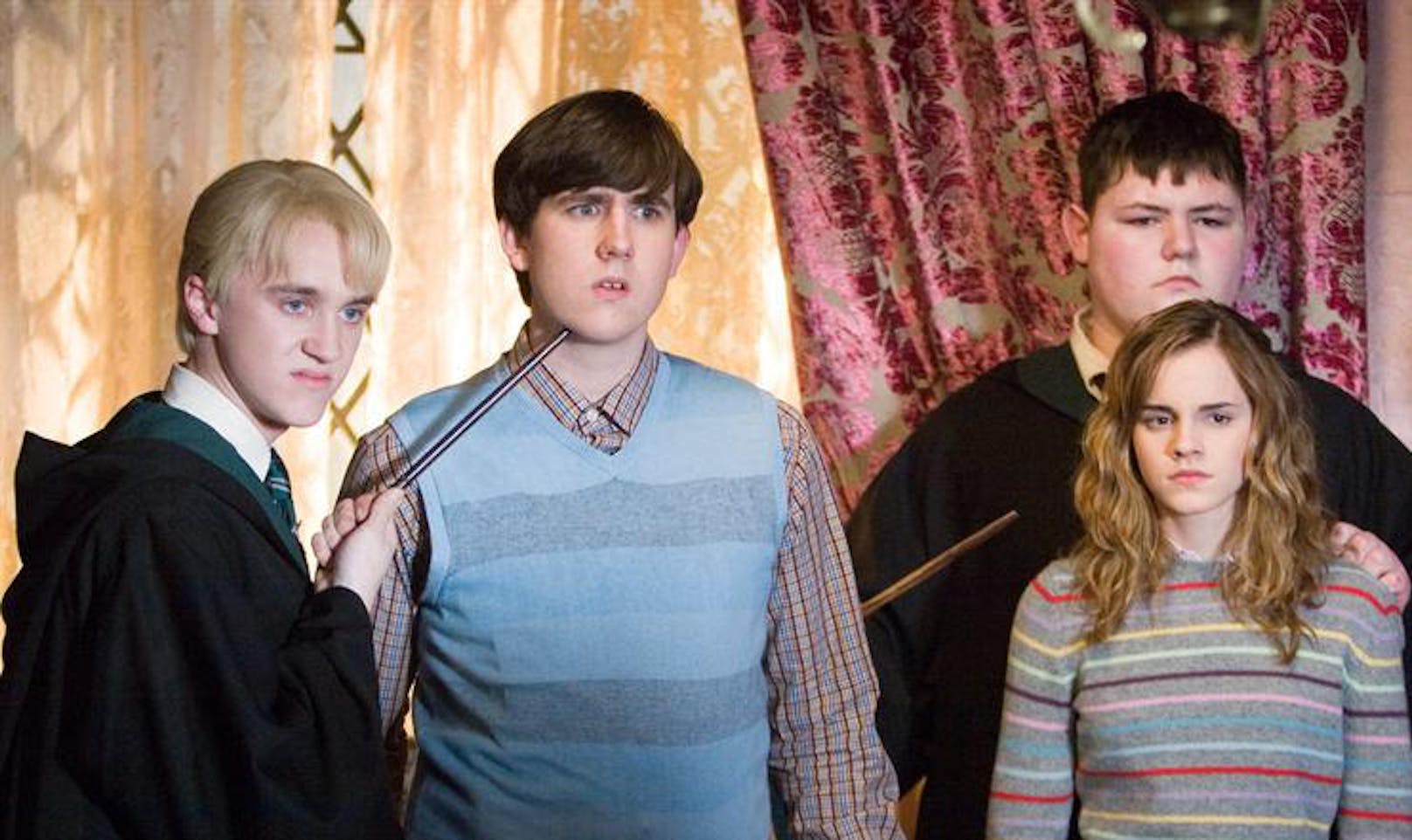 Tom Felton (li.) und Matthew Lewis (2. v. li.) in "Harry Potter und der Orden des Phönix"
