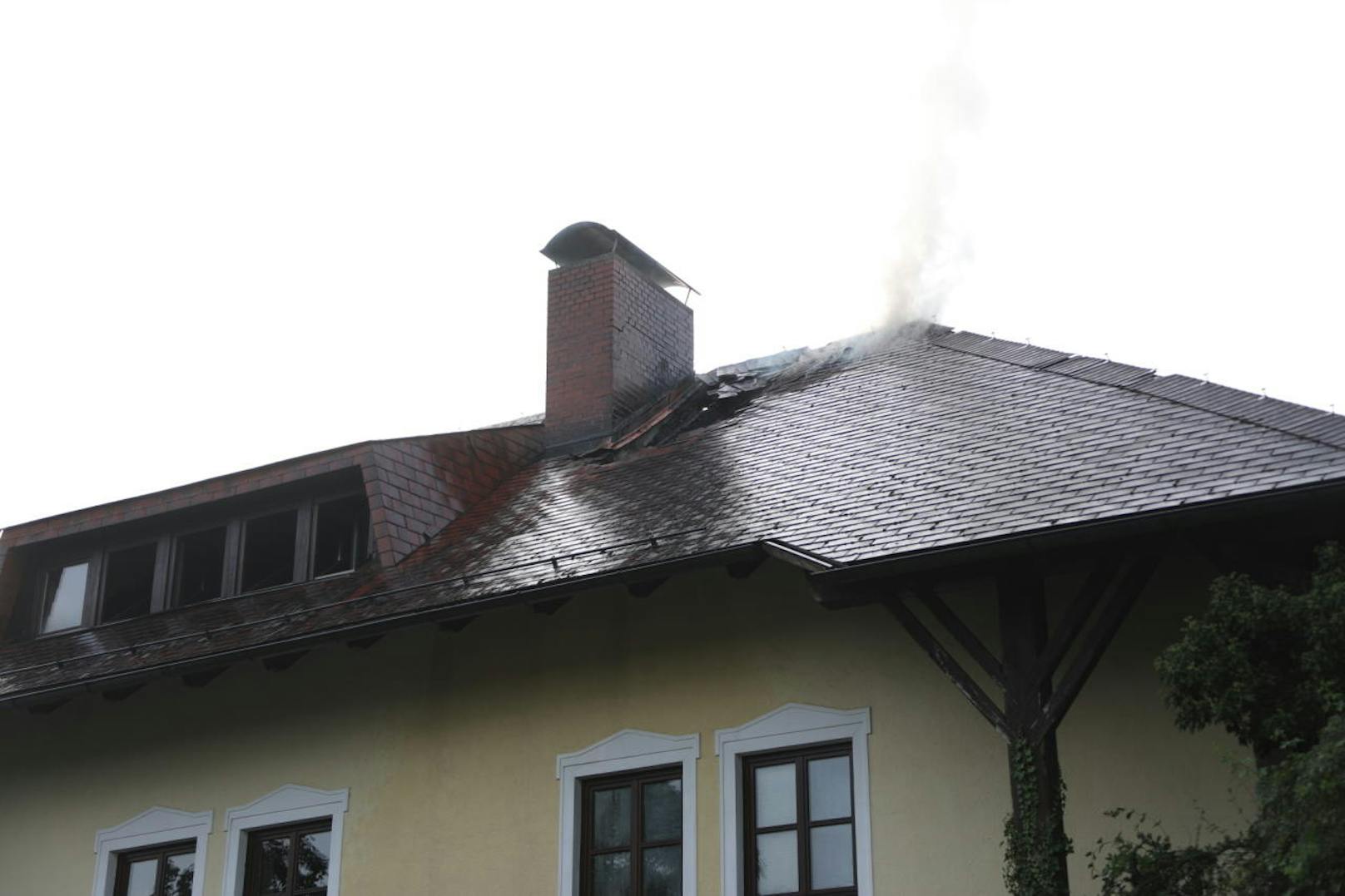 Der Dachstuhl sowie der Dachboden sind betroffen.