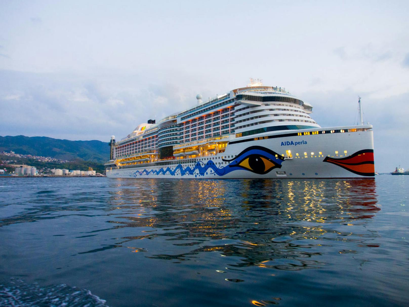 Das 300 Meter lange und 37,6 Meter breite Schiff der AIDA Cruises bietet Highlights Eltern und Kinder.