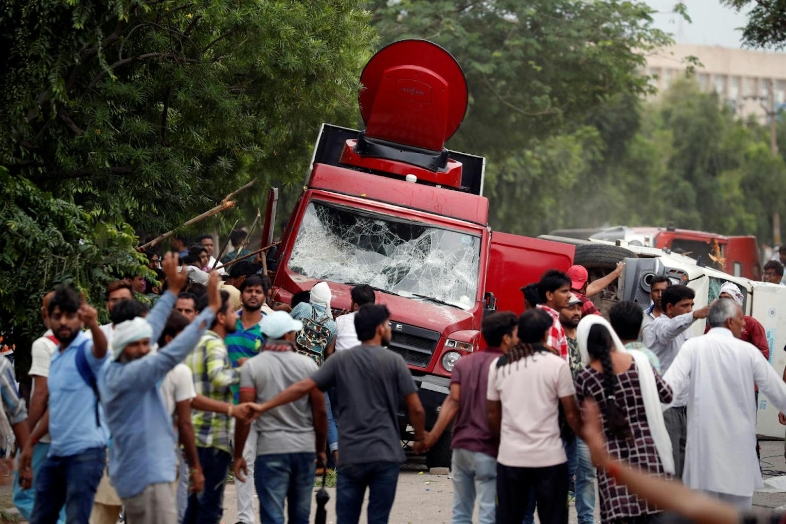 Ein Schuldspruch mit tödlichem Ausgang: Zehntausende wütende Guru-Anhänger gehen im indischen Panchkula auf die Straße und sorgen für Unruhen. 