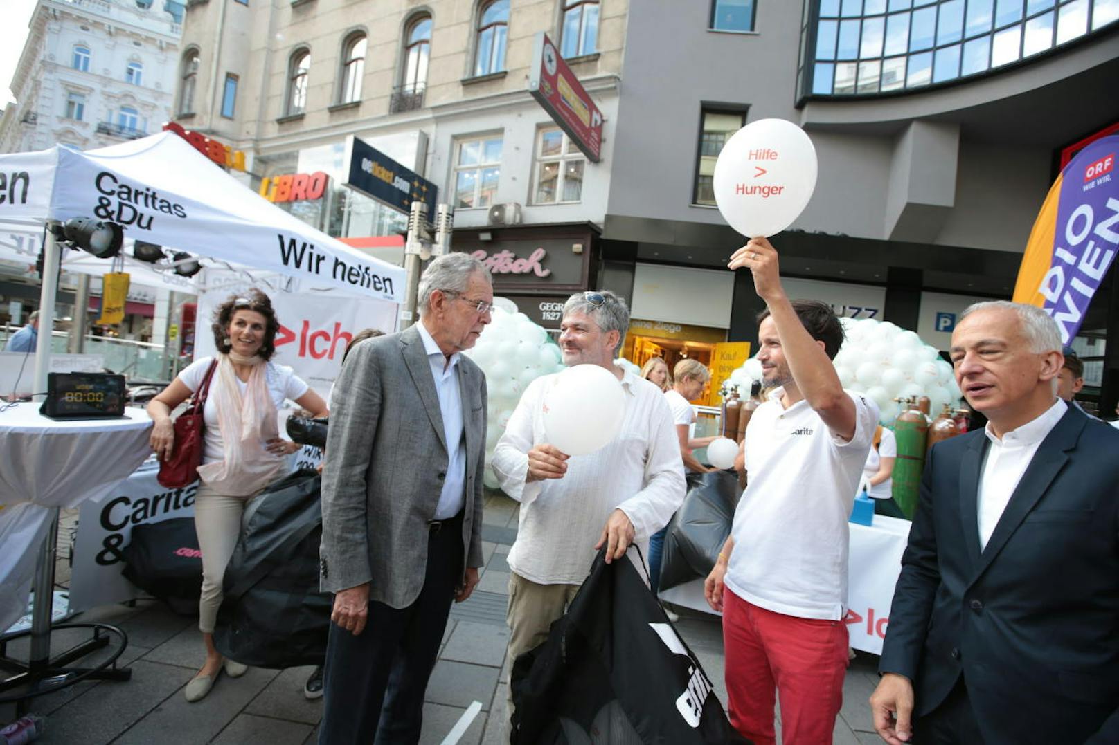 ...Caritas-Generalsekretär Klaus Schwertner (2. von rechts) und Caritas-Präsident Michael Landau (rechts) ließen alle zehn Sekunden einen Luftballon als Zeichen der Hoffnung steigen.