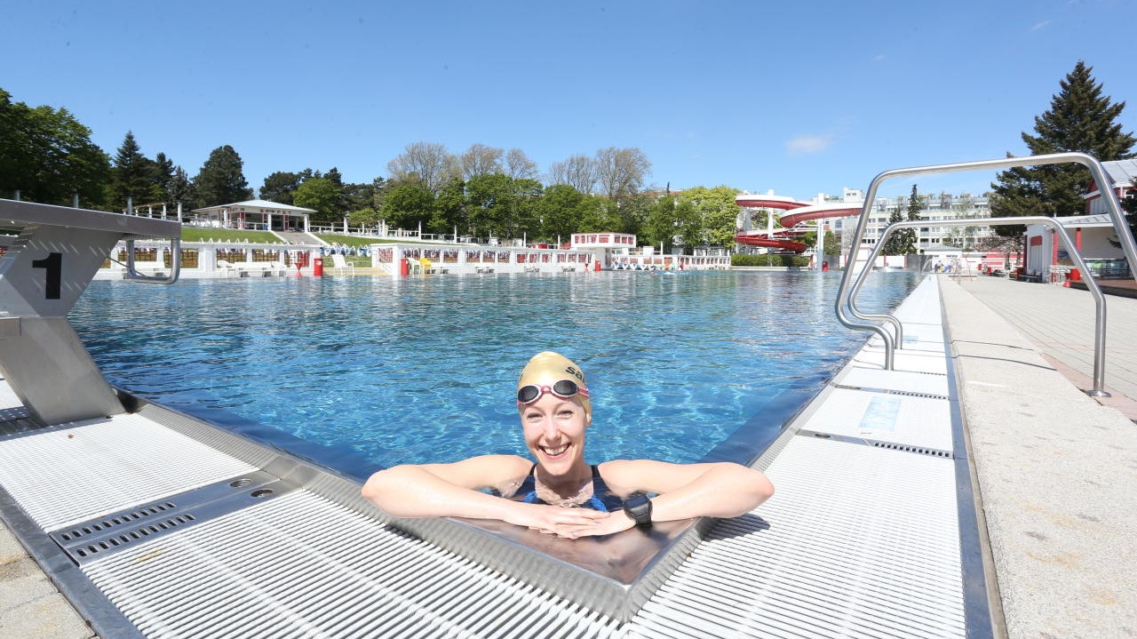 Sophie strahlt: "Heute hatte ich das Becken ganz für mich alleine. Perfekt für mein Training!"