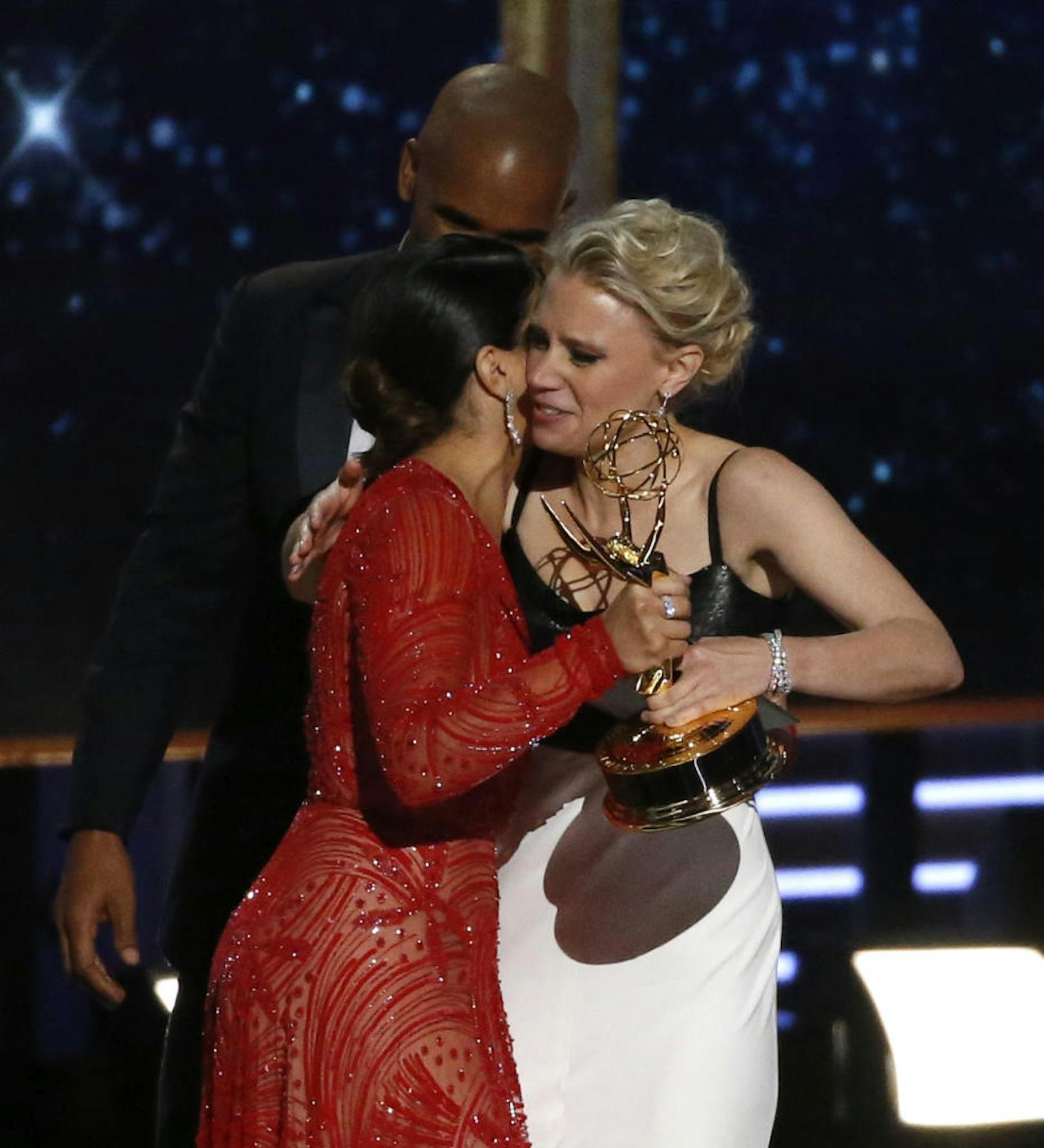 Shermar Moore (hinten) und Gina Rodriguez  überreichen  Kate McKinnon für "Saturday Night Live" den Emmy für die beste Nebendarstellerin in einer Comedy Serie