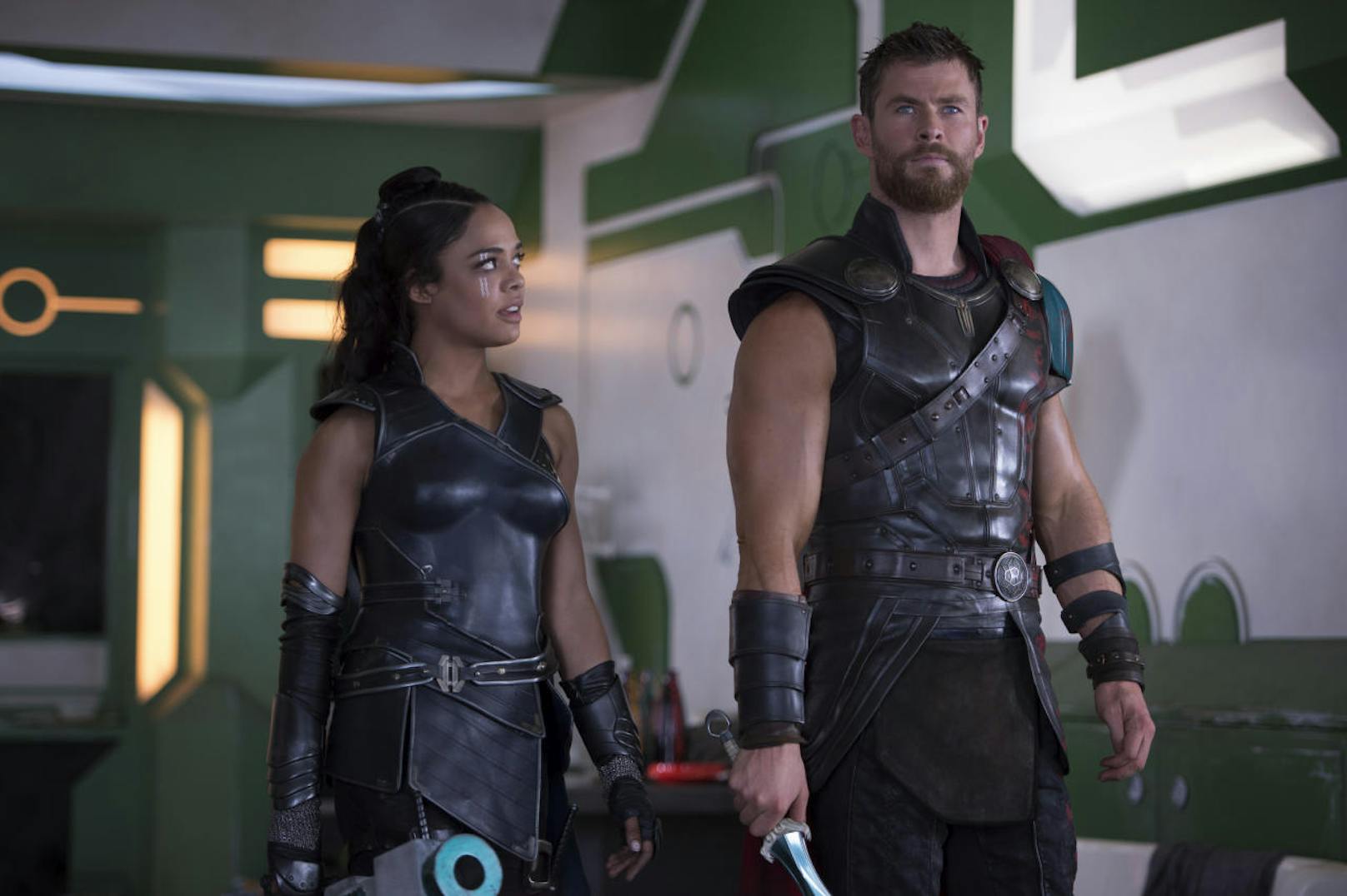Tessa Thompson und Chris Hemsworth in "Thor: Ragnarok"