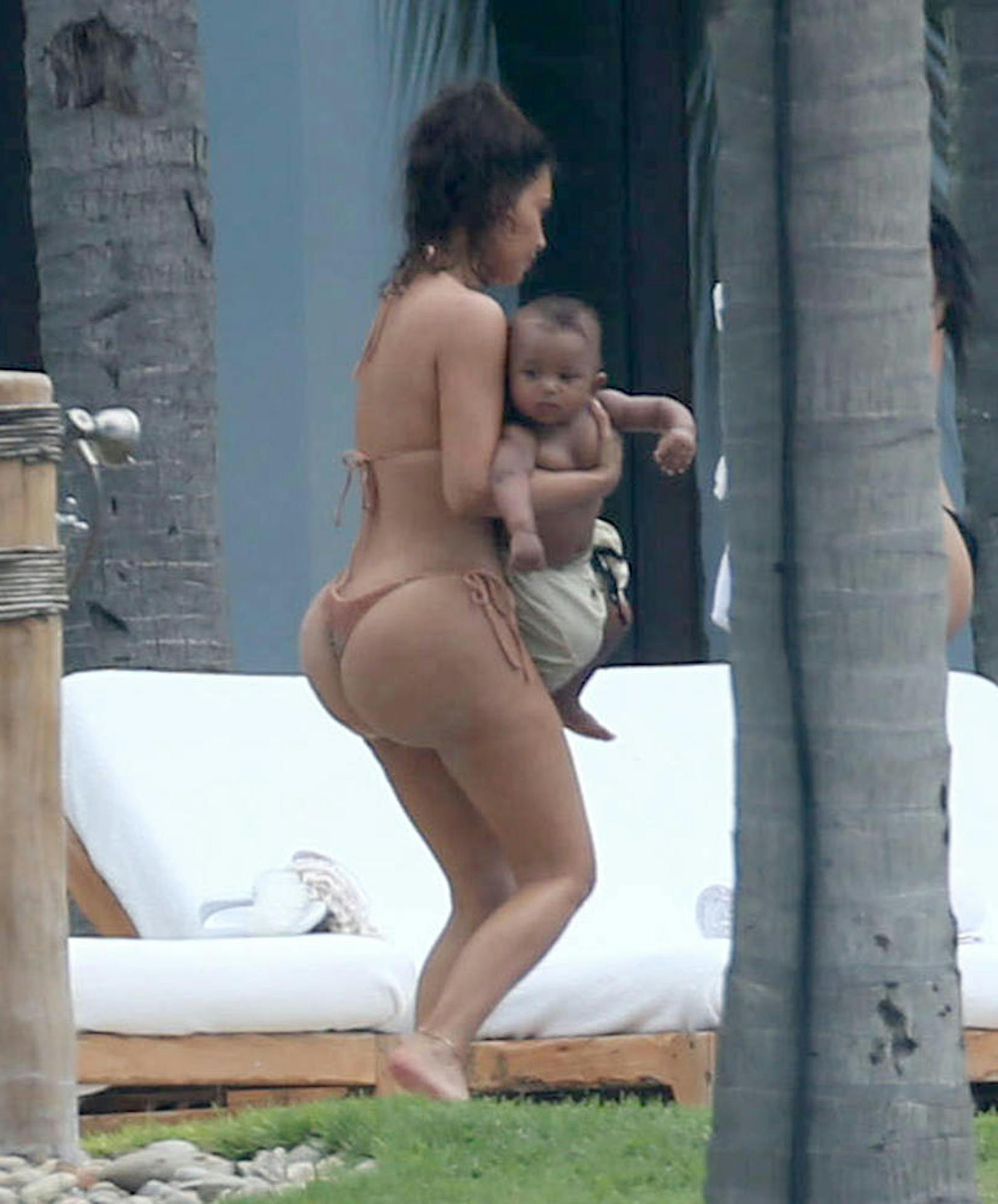 It-Girl Kim Kardashian zeigt ihren After-Baby-Body im knappen Bikini am Strand in Mexiko. Gemeinsam mit ihren Kindern Saint und North verbringt sie gemütliche Tage im Paradies.