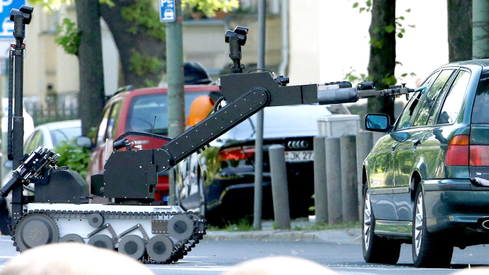 Ein Roboter des Sprengstoffkommandos untersuchte den verdächtigen Wagen.