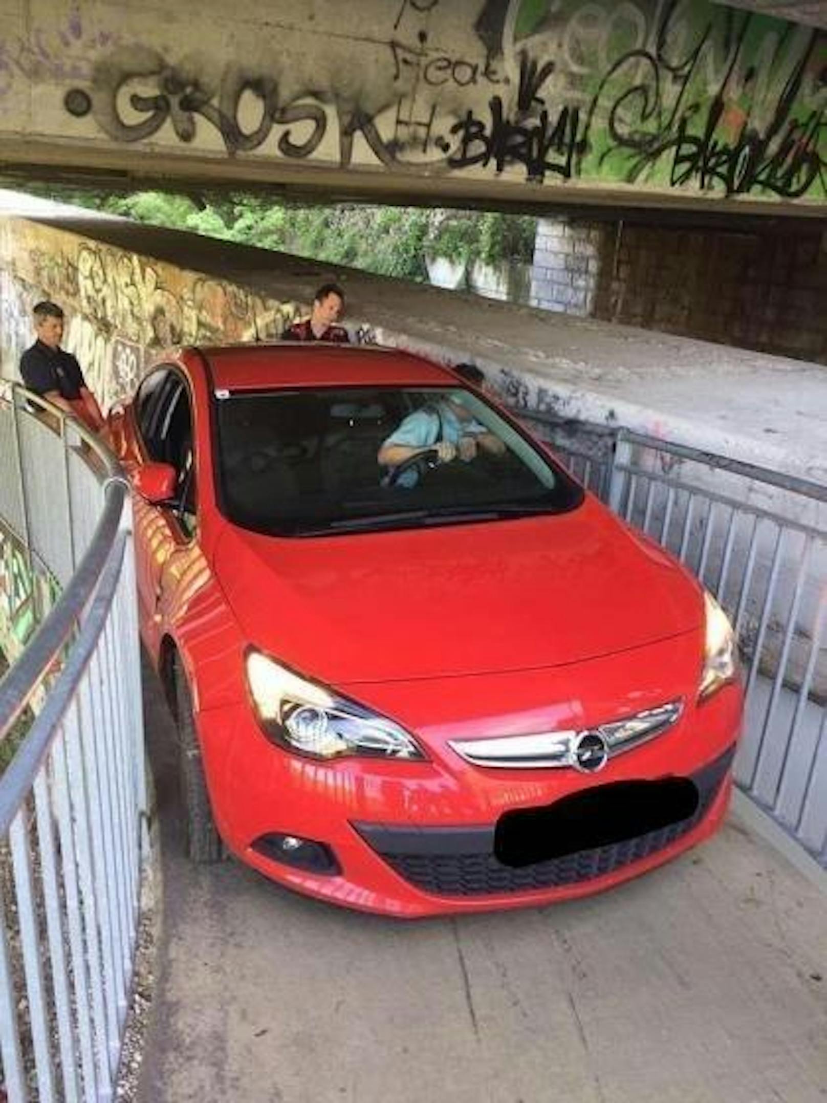 Betrunkener blieb mit Auto auf Radweg in Linz hängen.