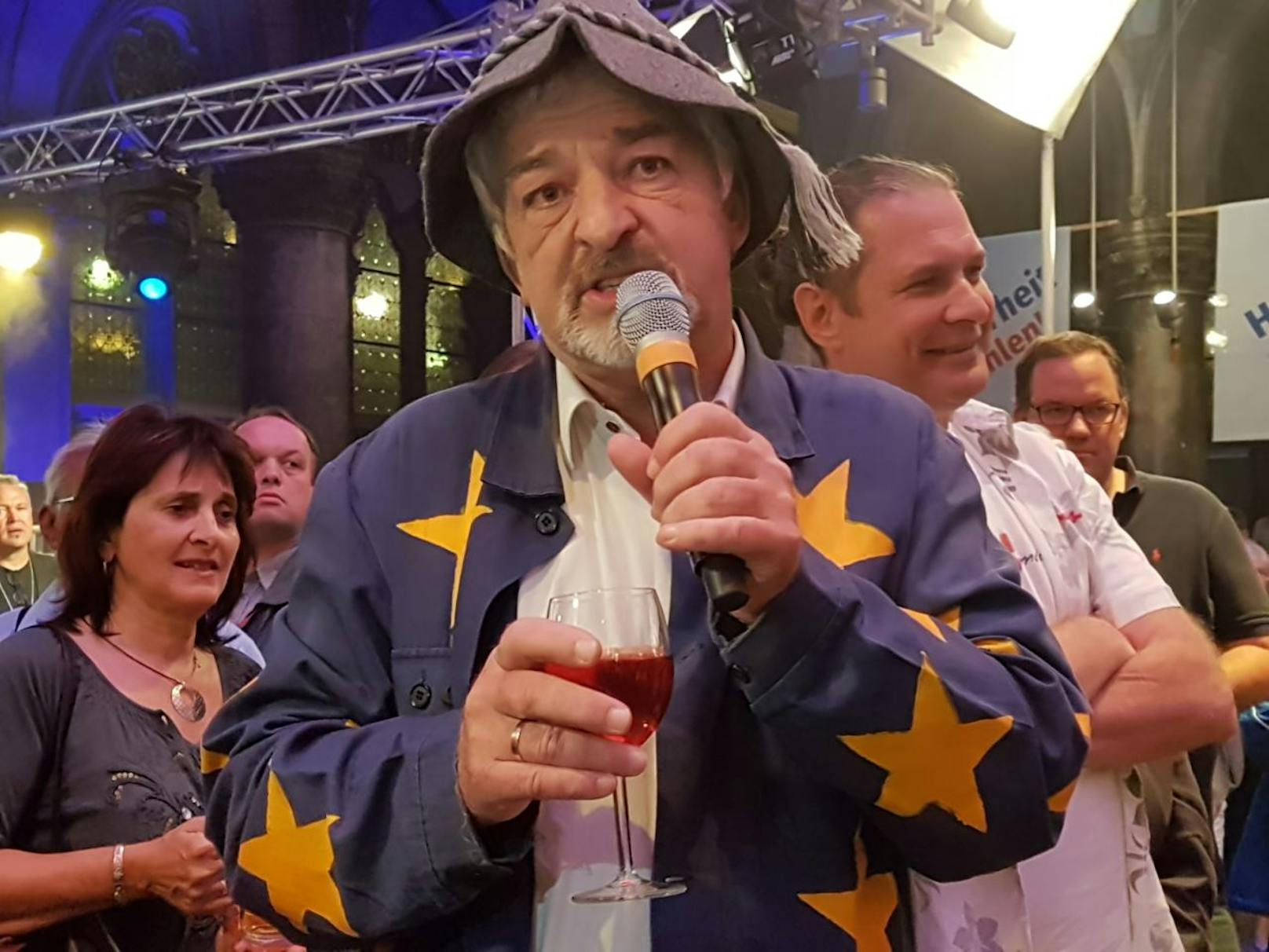 "EU-Bauer"-Manfred Tisal beim FPÖ-Fest im Rathaus