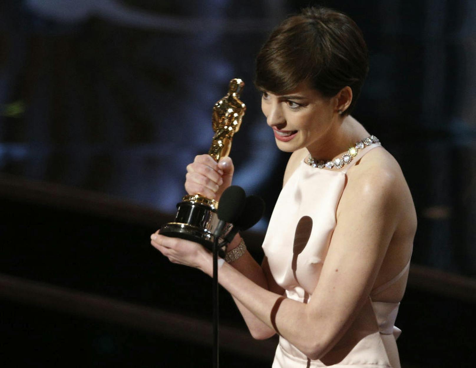 Die damals frisch gebackene Veganerin Anne Hathaway mit ihrem Oscar 2013 für "Les Miserables"