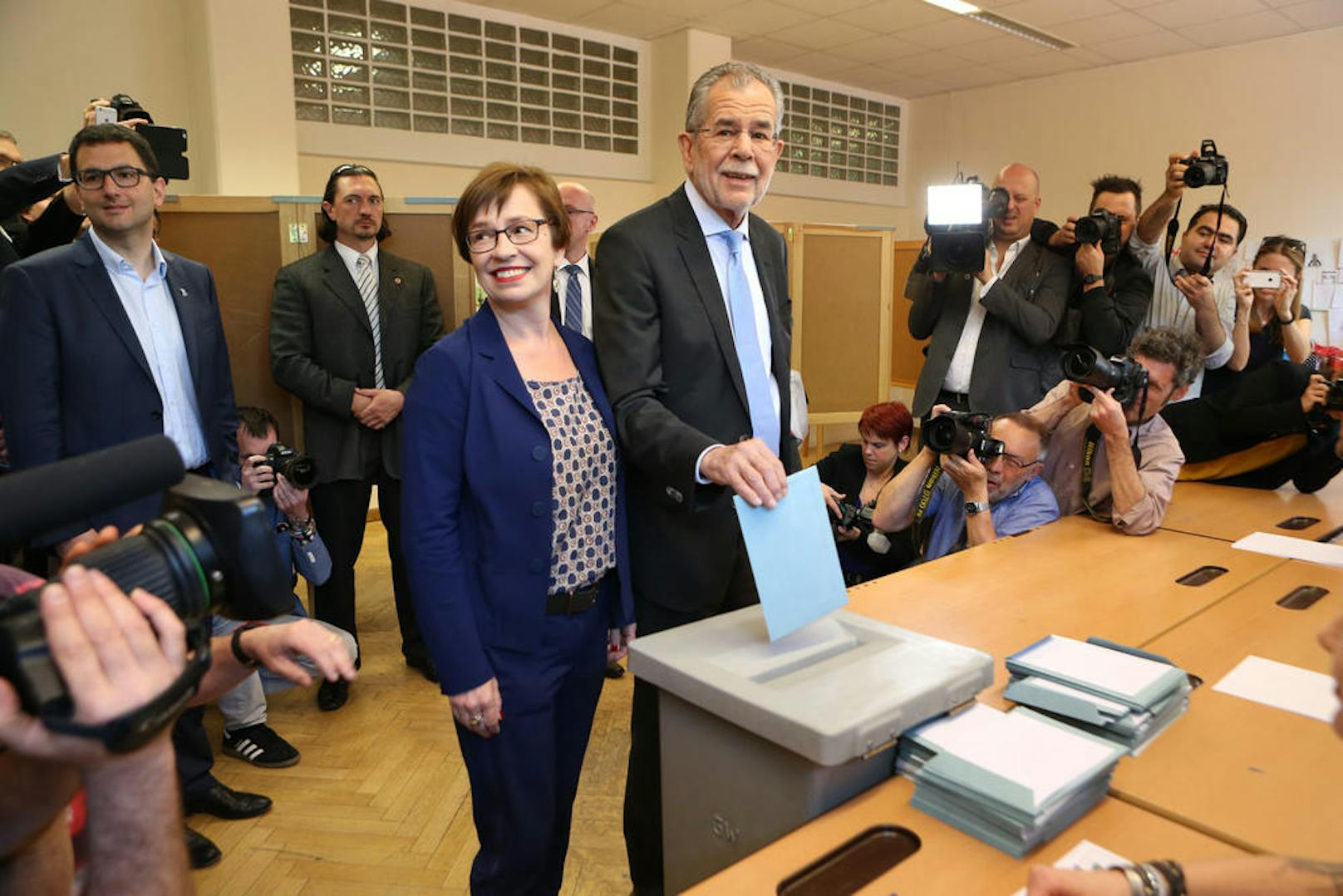 Bundespräsident Alexander Van der Bellen bei der Stimmabgabe der Bundespräsidentschafts-Stichwahl 2016.