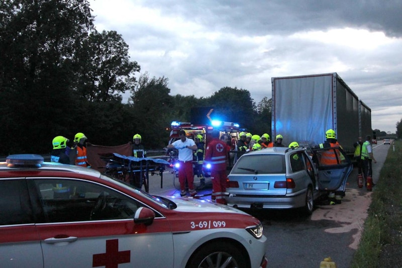 Der Verletzte musste mit Hilfe eines hydraulischen Rettungssatzes aus dem Auto geholt werden.